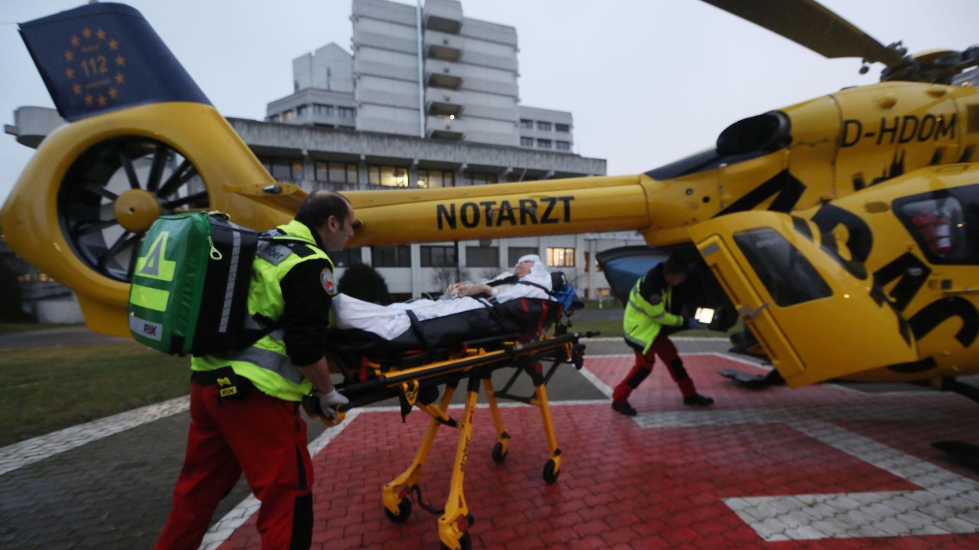 In Koblenz schiebt Notfallsanitäter Thorsten Kruse eine Patientin in den Hubschrauber - sie wird in die Uniklinik nach Köln geflogen.