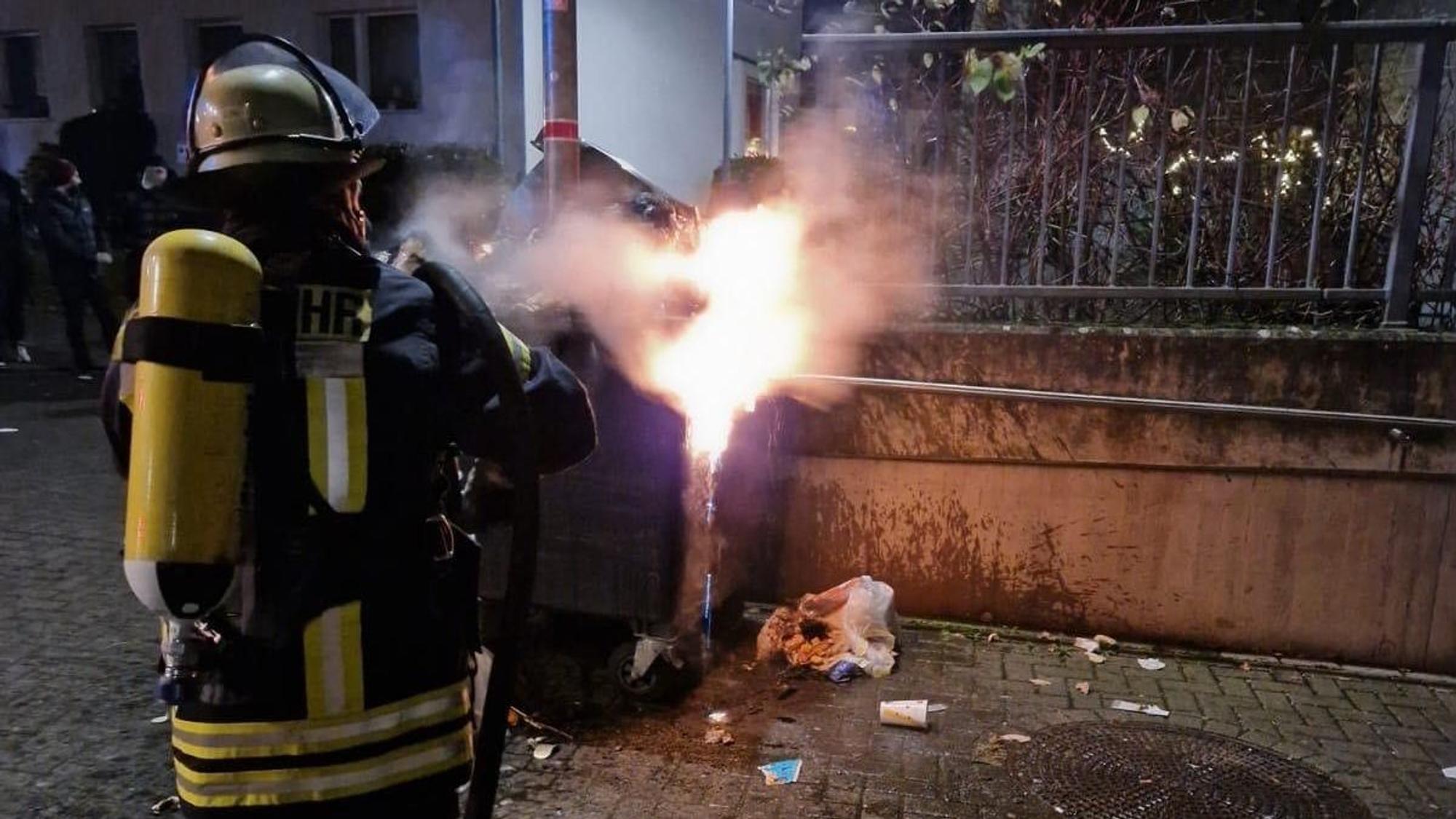 Zahlreiche Müllcontainer gerieten – wie hier in Königswinter – in der Silvesternacht in Brand.