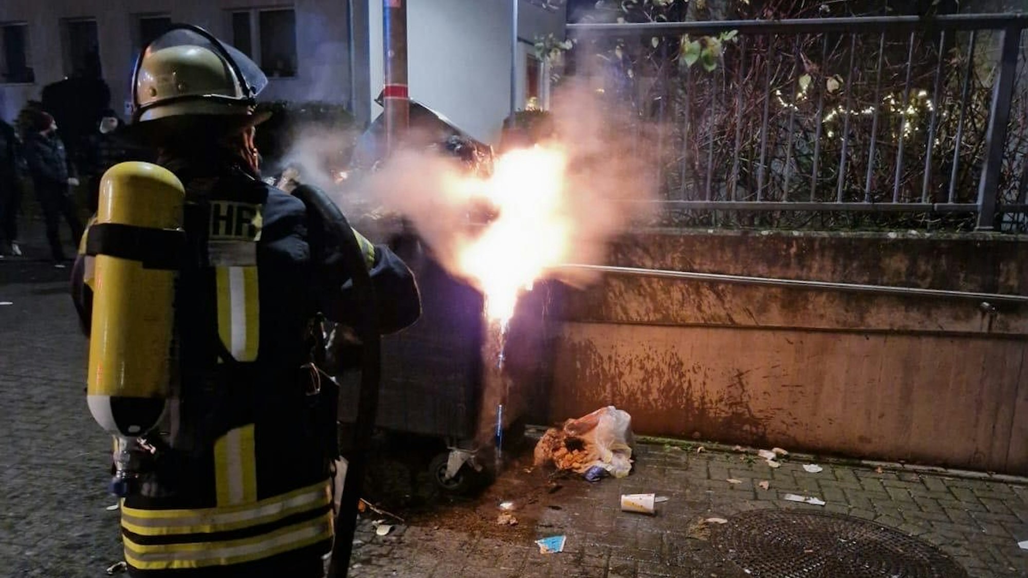 Zahlreiche Müllcontainer gerieten – wie hier in Königswinter – in der Silvesternacht in Brand.
