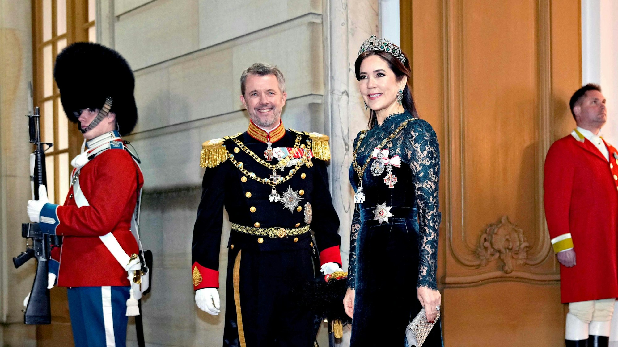 Königin Mary und König Frederik beim ersten Neujahrsempfang nach der Thronfolge.