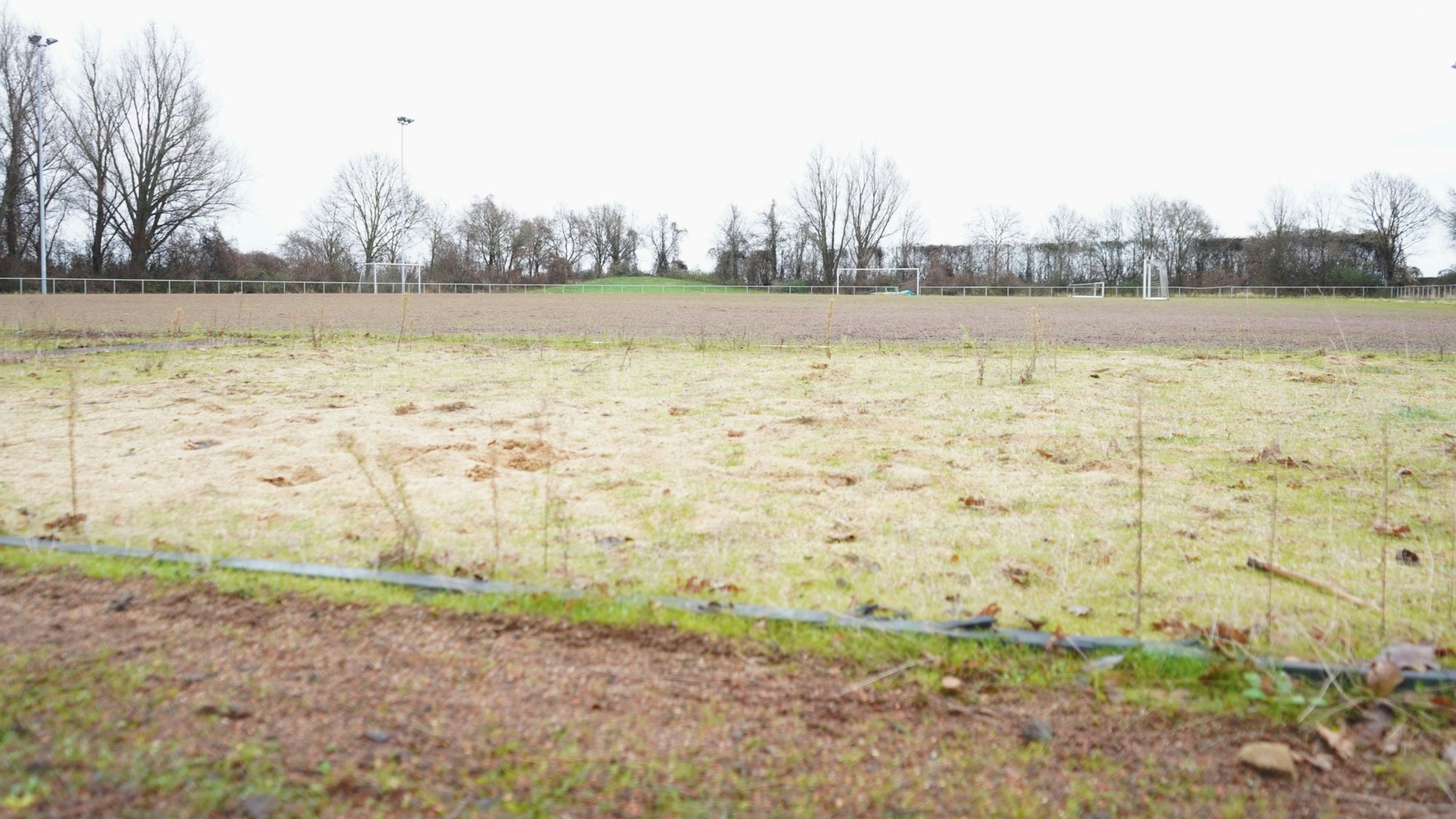 Das Foto zeigt einen ungepflegten Ascheplatz.