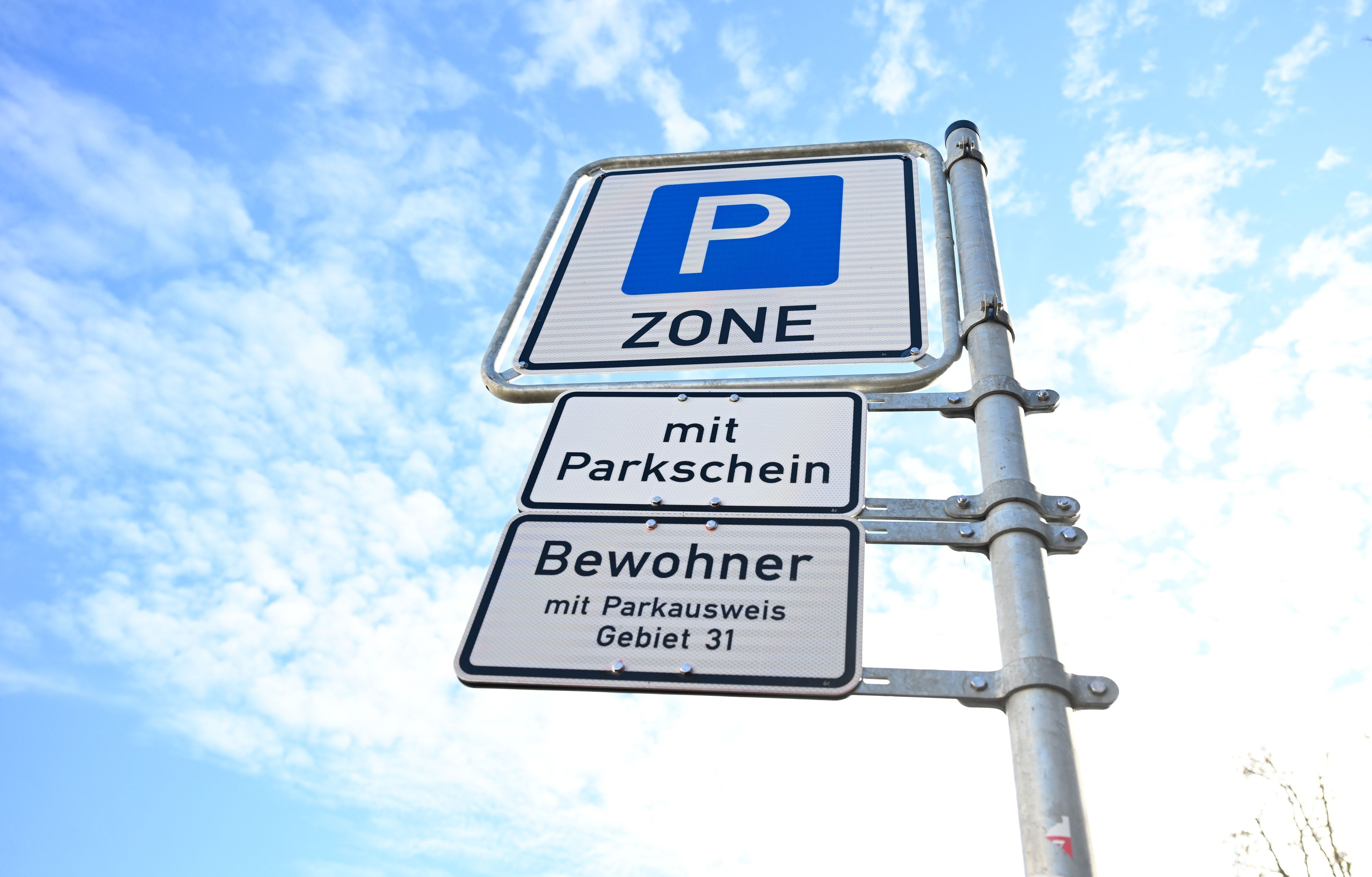 Das Symbolfoto zeigt ein Parkschild