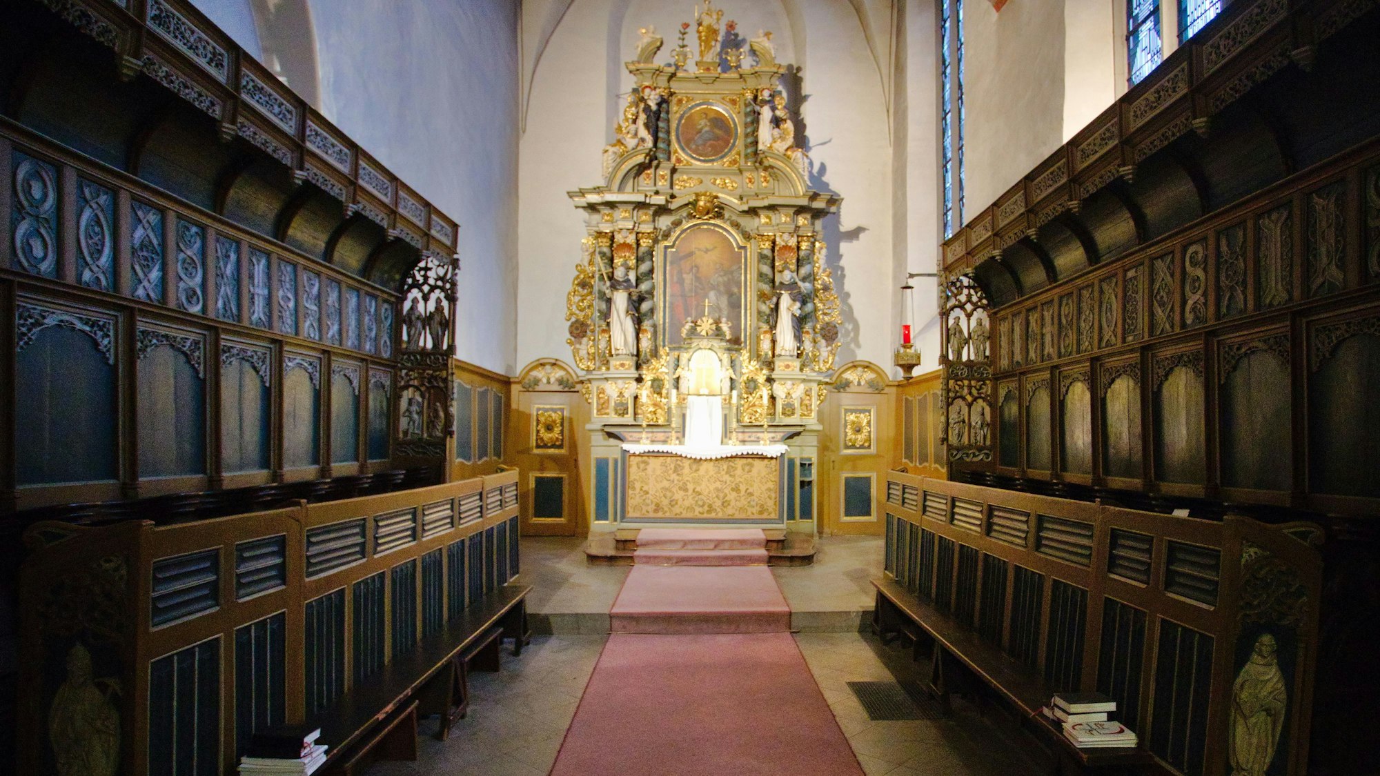Chorgestühl der Marienheider Wallfahrtskirche.