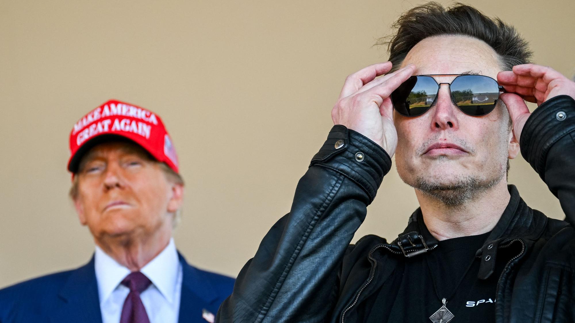 BROWNSVILLE, TEXAS - NOVEMBER 19: U.S. President-elect Donald Trump and Elon Musk watch the launch of the sixth test flight of the SpaceX Starship rocket on November 19, 2024 in Brownsville, Texas. SpaceXs billionaire owner, Elon Musk, a Trump confidante, has been tapped to lead the new Department of Government Efficiency alongside former presidential candidate Vivek Ramaswamy. Brandon Bell/Getty Images/AFP (Photo by Brandon Bell / GETTY IMAGES NORTH AMERICA / Getty Images via AFP)