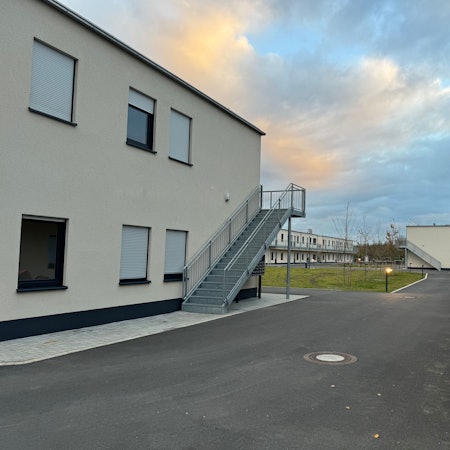 Zu sehen sind zweigeschossige Wohngebäude.