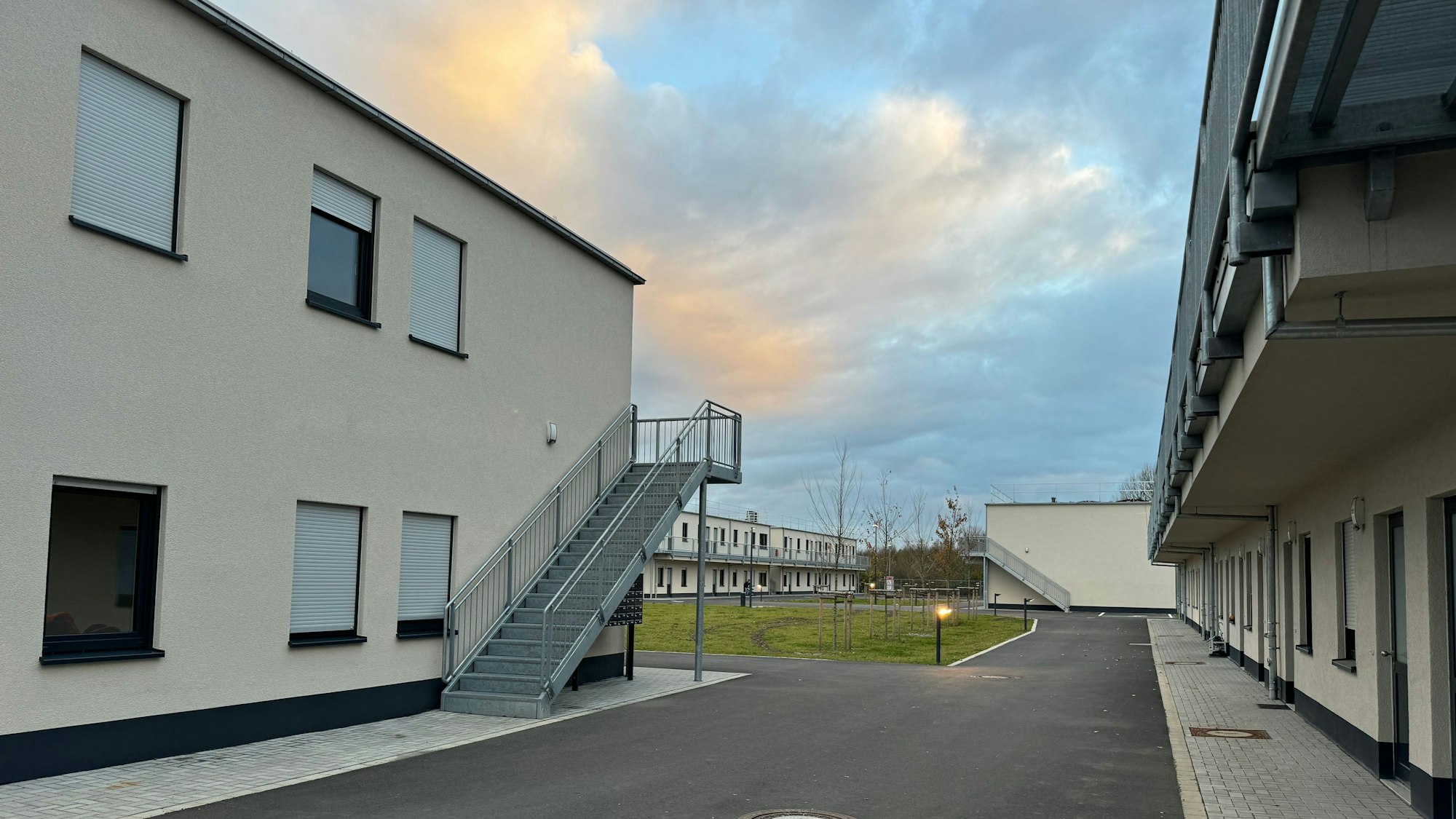 Zu sehen sind zweigeschossige Wohngebäude.