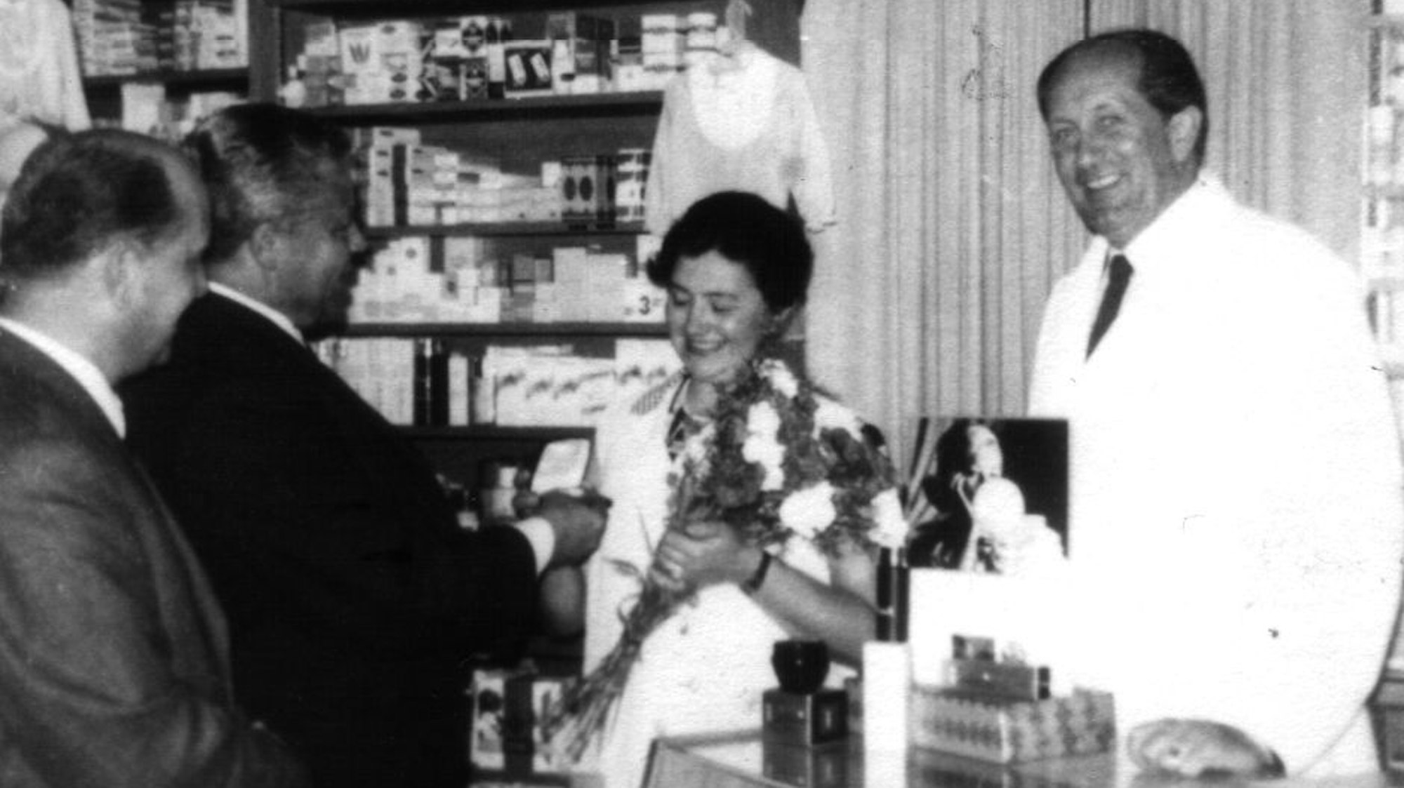 Geheimrat Josef Stockem (r.) und Ehefrau Anni, die Erfinder des Sankt Augustiner Likör, in ihrer Drogerie.