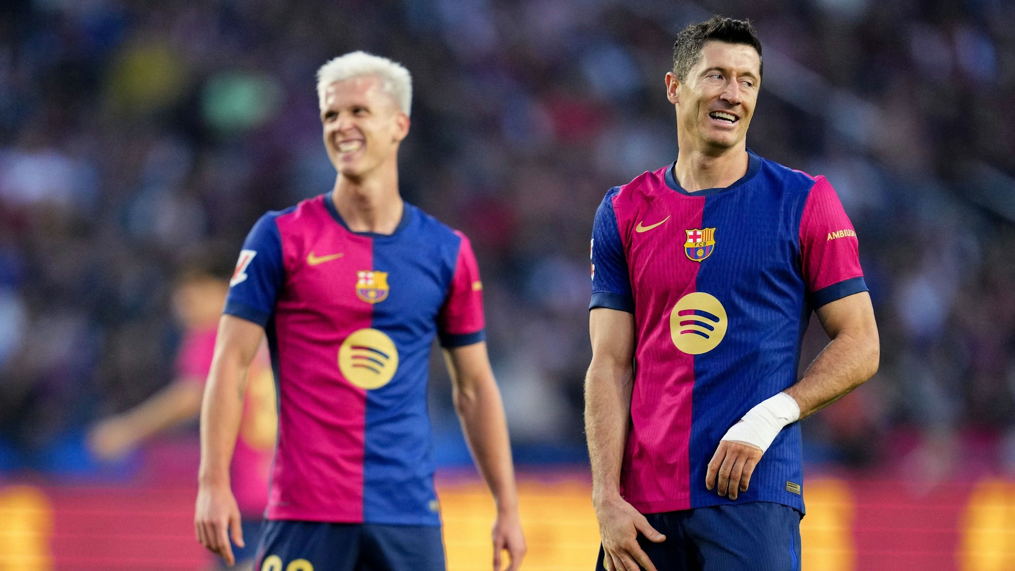 Robert Lewandowski (r.) muss in Zukunft ohne Dani Olmo beim FC Barcelona auskommen.