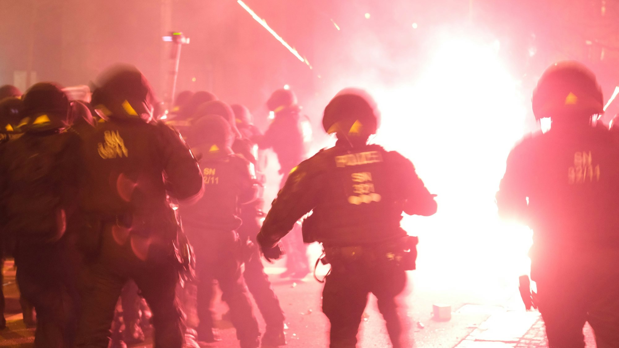 Polizisten werden in Leipzig im Stadtteil Connewitz mit Pyrotechnik beworfen. In der Neujahrsnacht kam es dort zu Ausschreitungen.