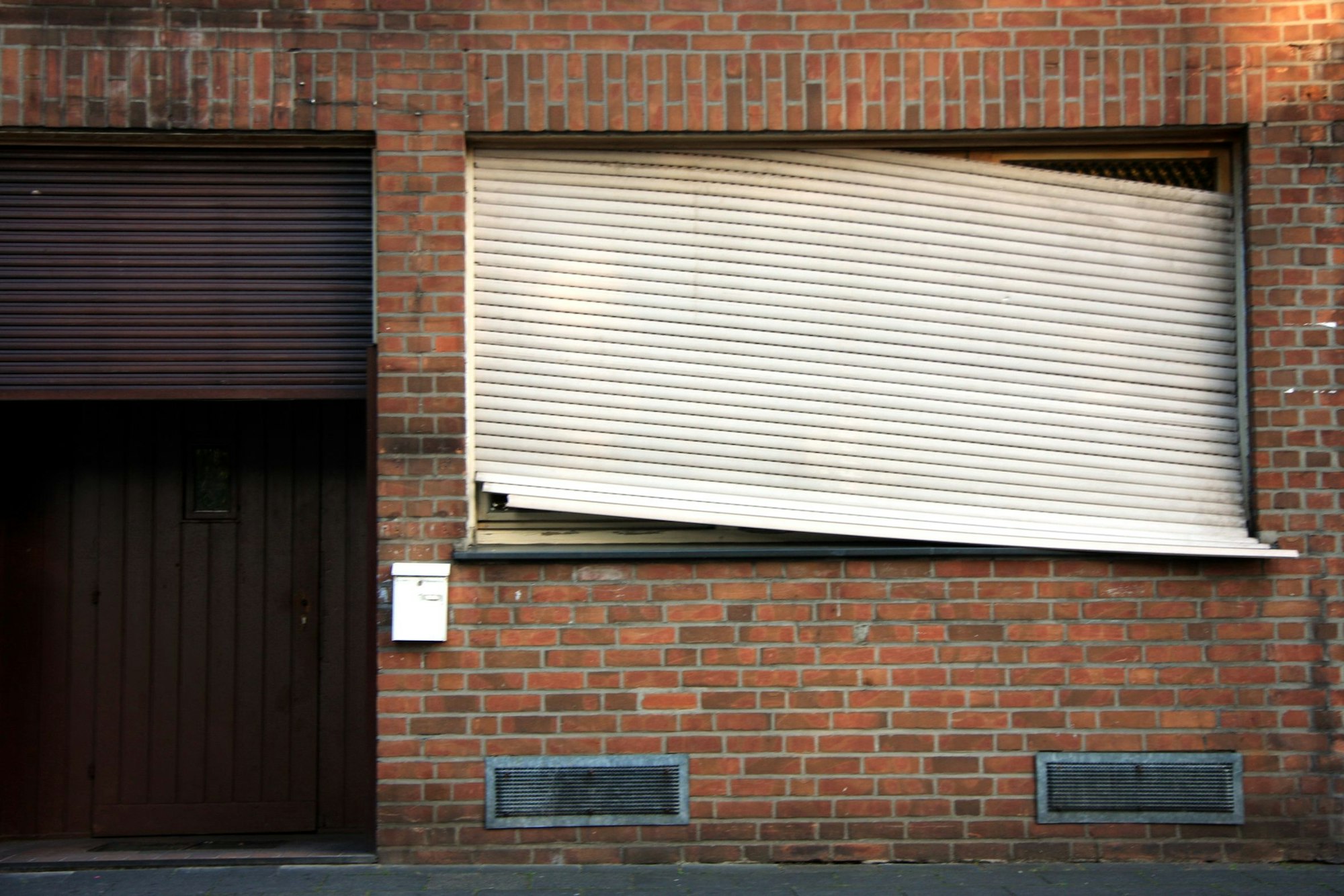 In Köln-Holweide wurden ein Fenster sowie der Rollladen eines Einfamilienhauses durch einen Schuss beschädigt. (Symbolbild)