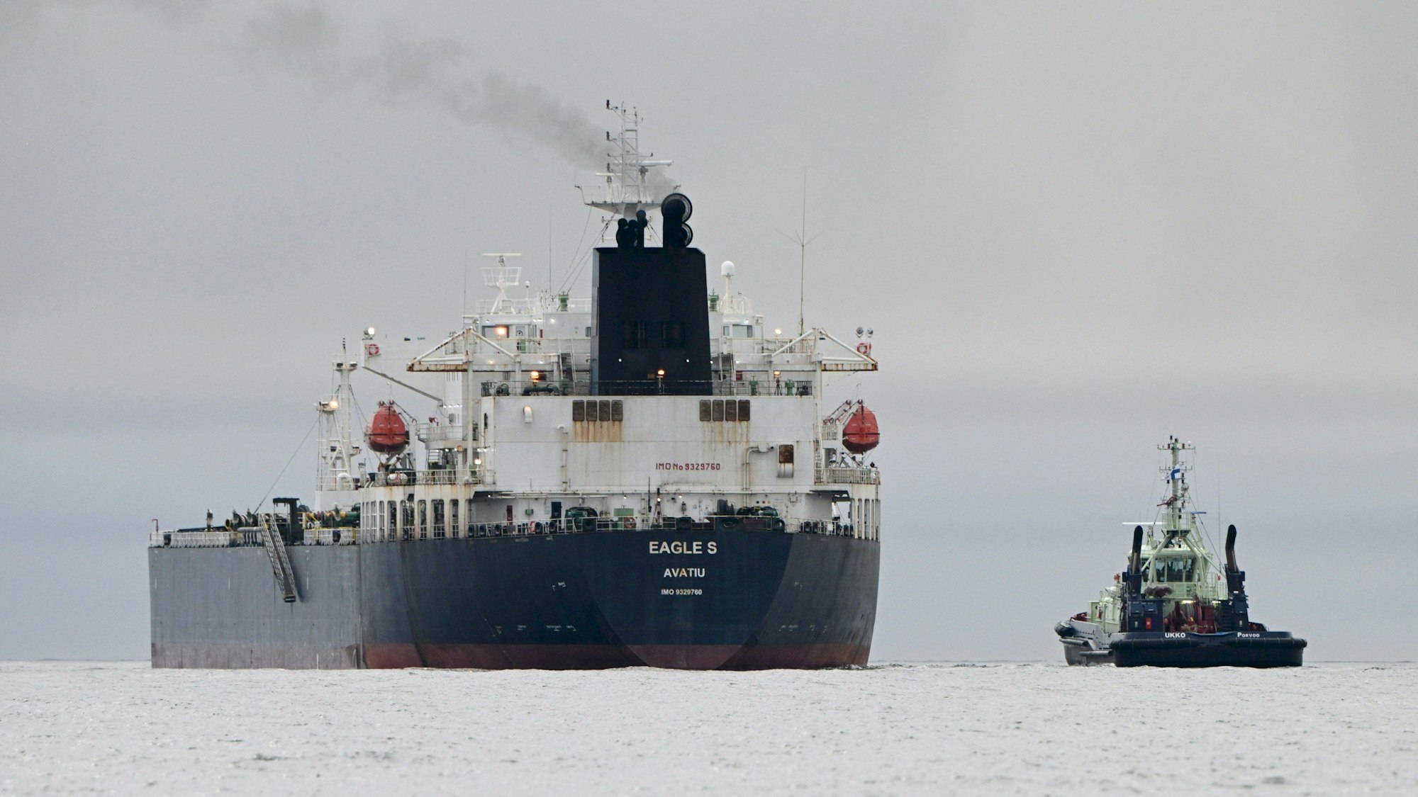 Der Öltanker „Eagle S“, der verdächtigt wird, die Stromlinie gestört zu haben, fährt auf der Ostsee neben einem finnischen Schlepper.