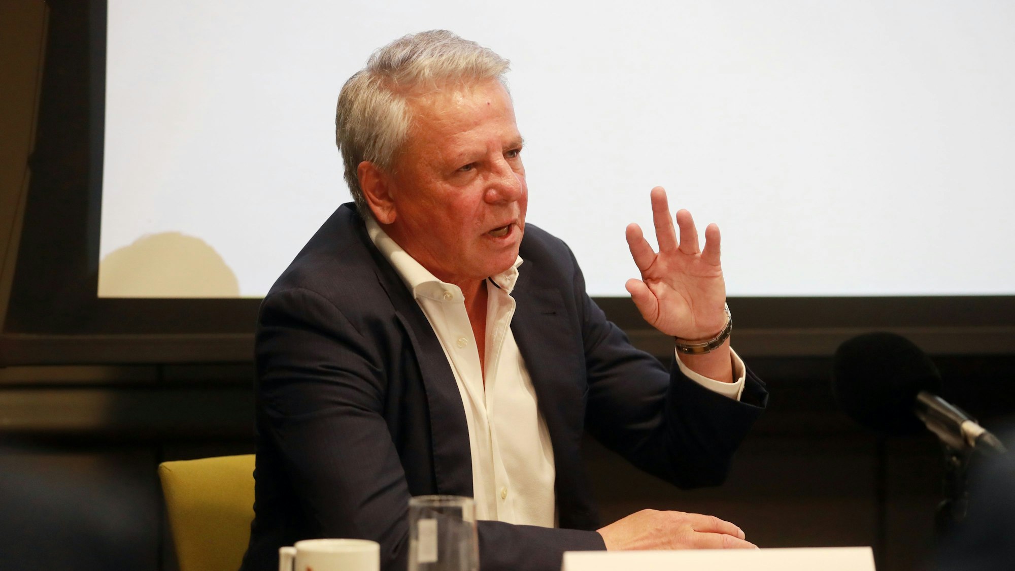 Das Team "FC-Zukunft" um Dieter Prestin gibt eine Pressekonferenz. Das Team stellt sich vor und präsentiert Inhalte, um Richtungsentscheidungen und Weichen für eine erfolgreichere Zukunft des 1. FC Köln einzuschlagen, Dieter Prestin, 10.06.2024, Bild: Herbert Bucco