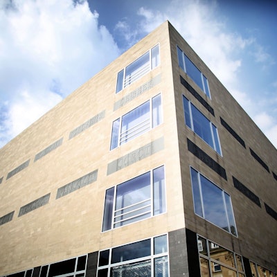 Blick auf das Wallraf-Richartz-Museum vor blau-weißem Himmel.