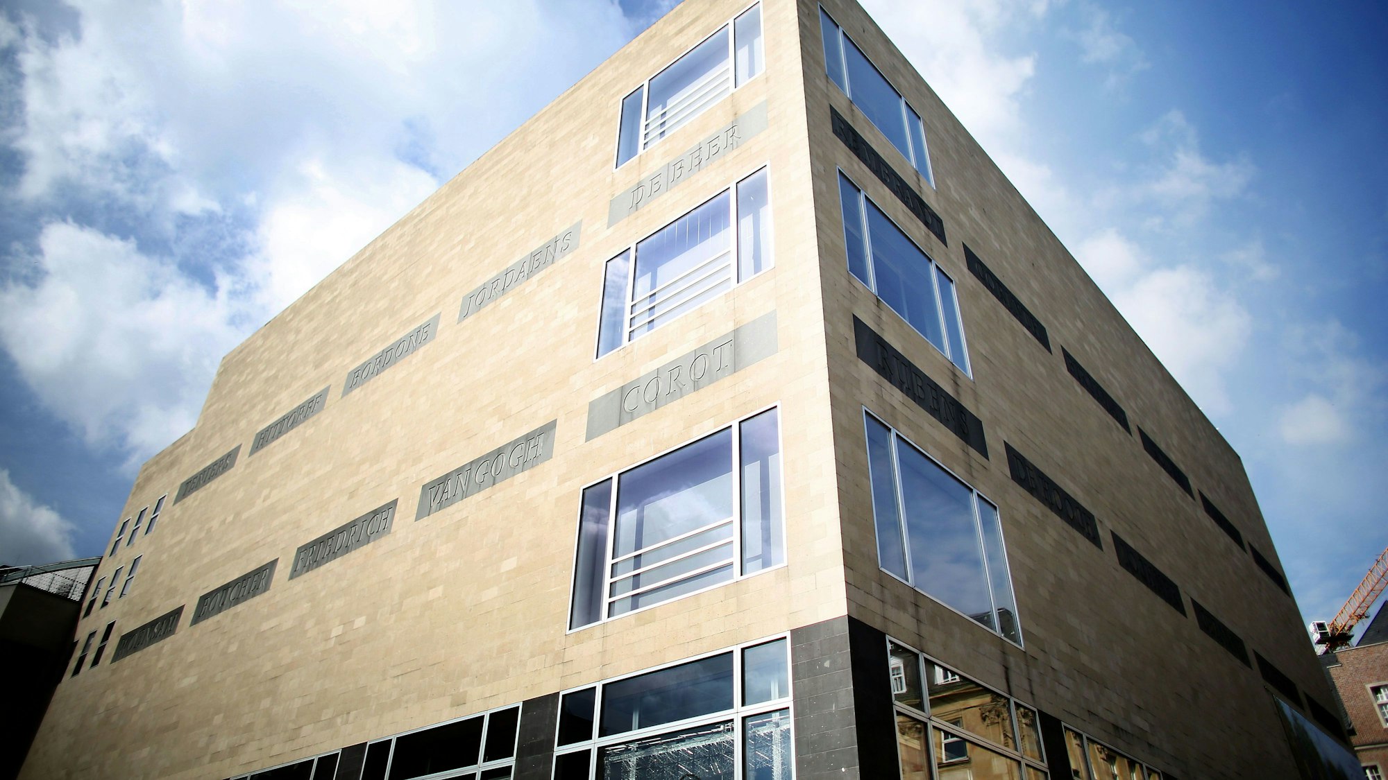 Blick auf das Wallraf-Richartz-Museum vor blau-weißem Himmel.