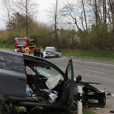 Zwei demolierte Autos, Notarztwagen und Feuerwehr