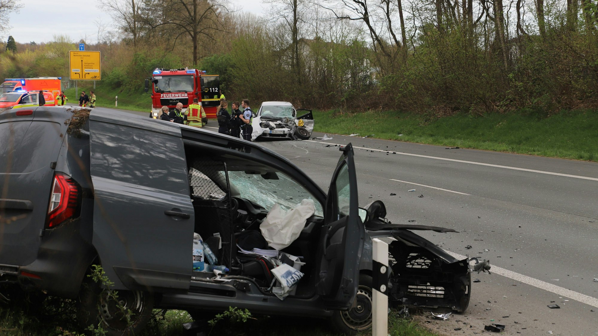 Zwei demolierte Autos, Notarztwagen und Feuerwehr