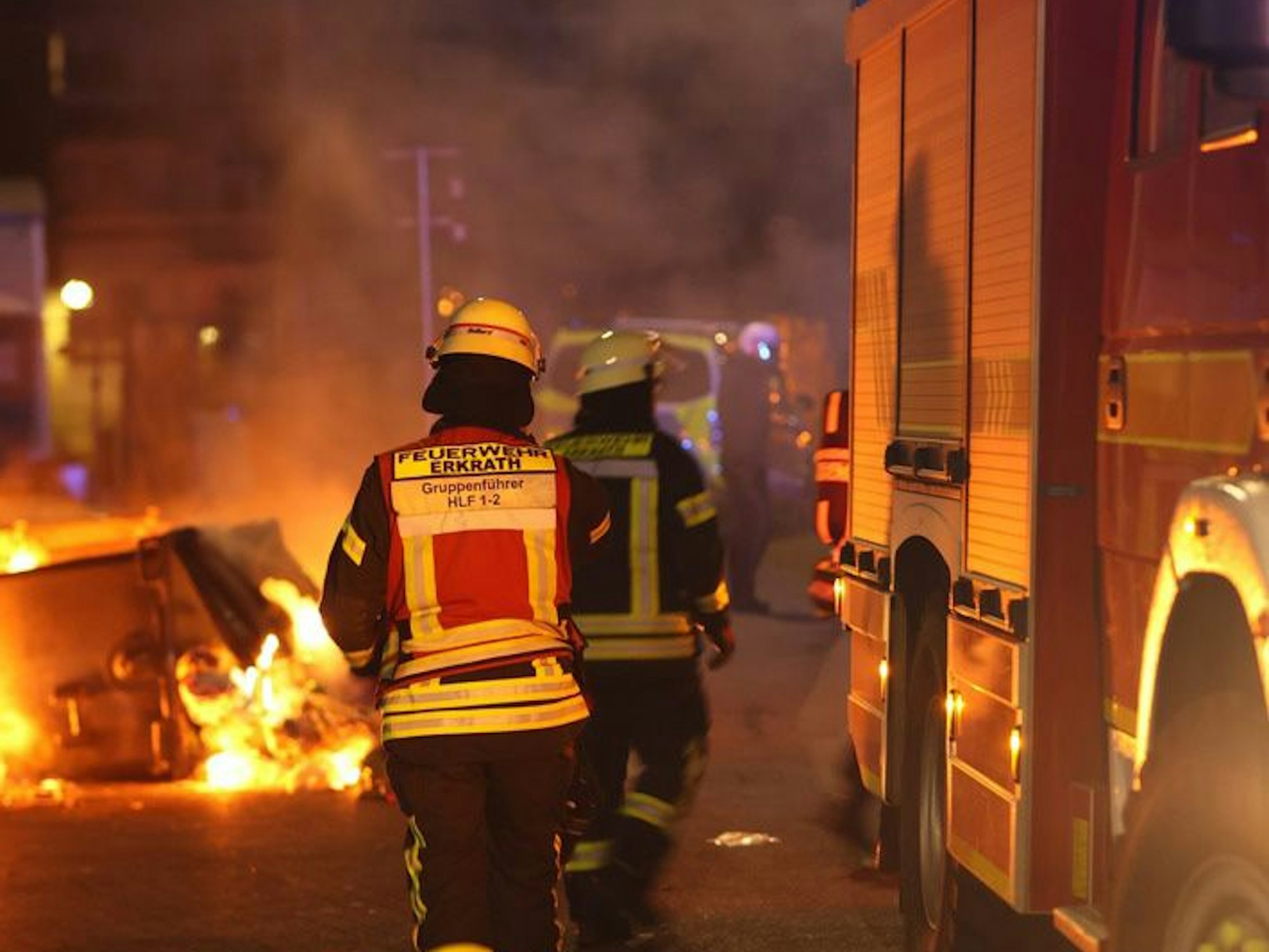 In der Silvesternacht sind in Erkrath gezielt Müllcontainer in Brand gesetzt worden. Die Feuerwehr rückte unter Polizeischutz aus, um sie zu löschen.