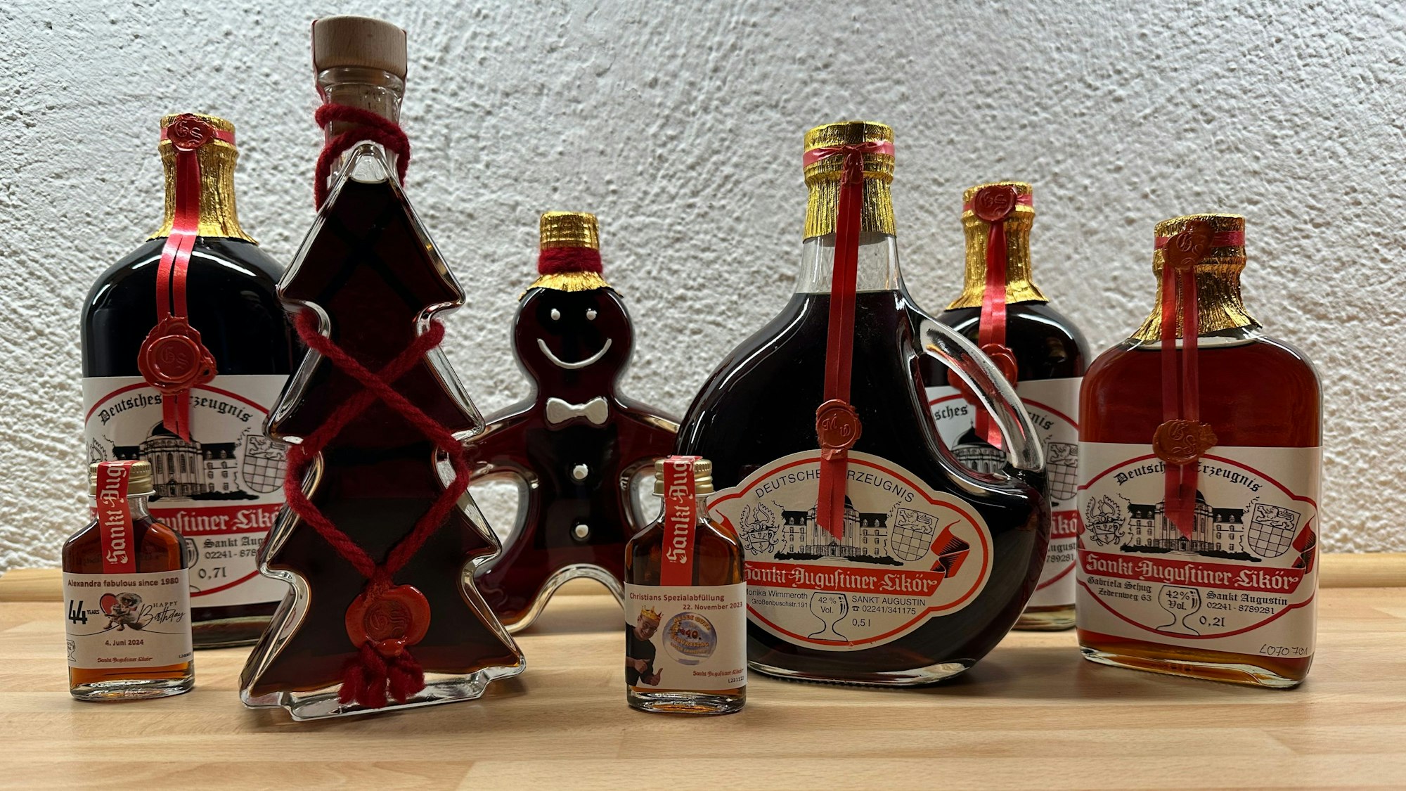 Den Sankt Augustiner Likör gibt es in unterschiedlichen Flaschenformen.