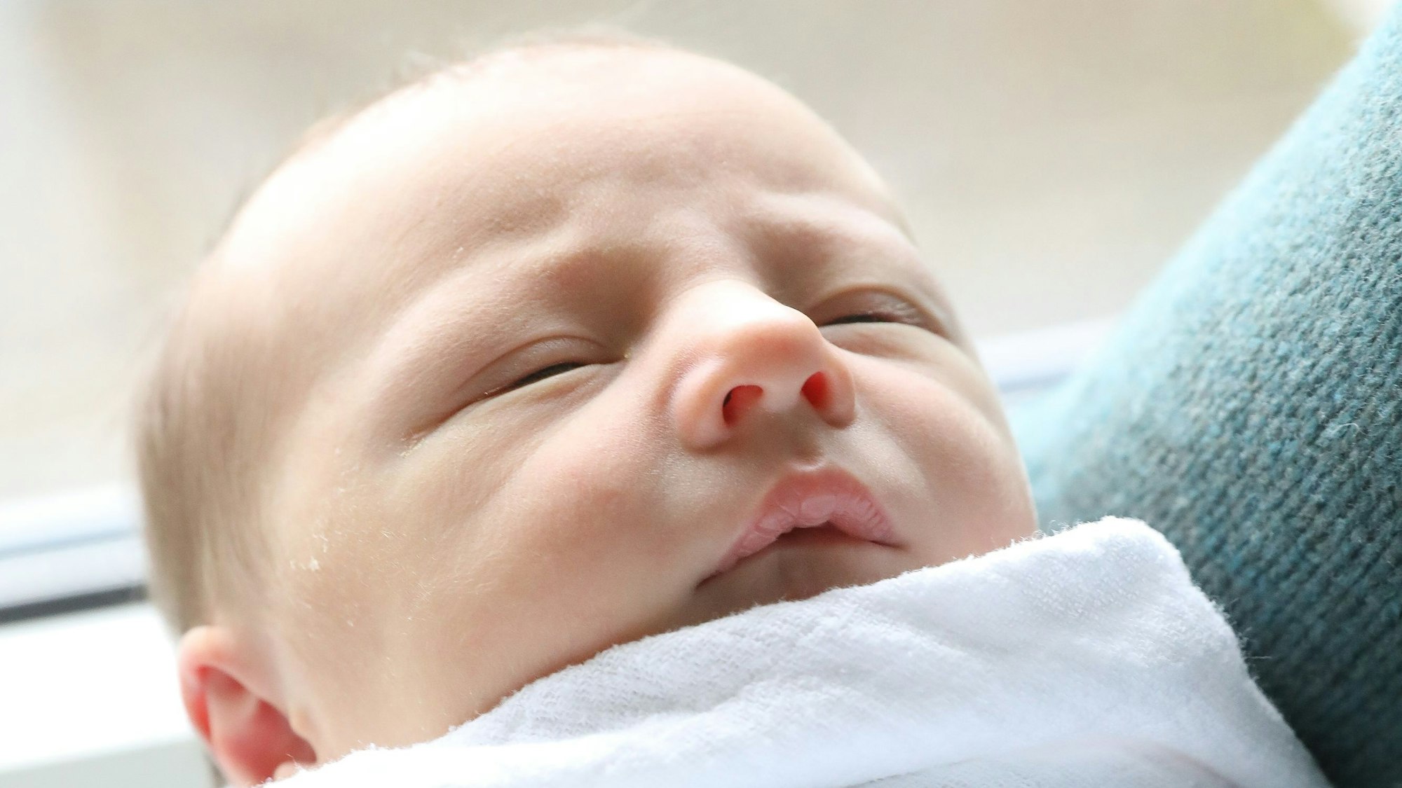 Das neugeborene Baby Frida Adelina in einer Nahaufnahme