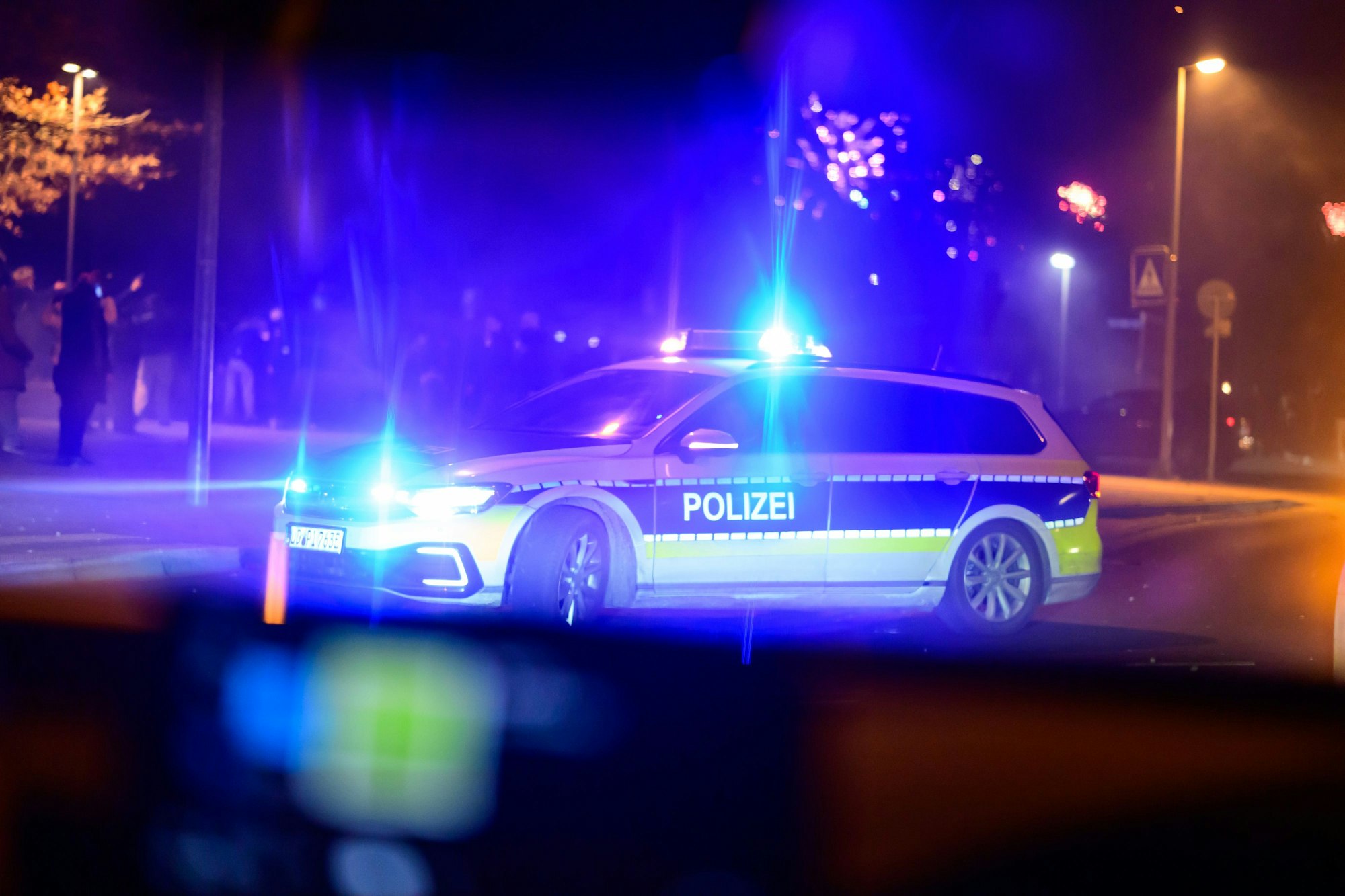 Die Polizei ist in der Silvesternacht im Einsatz. +++ dpa-Bildfunk +++