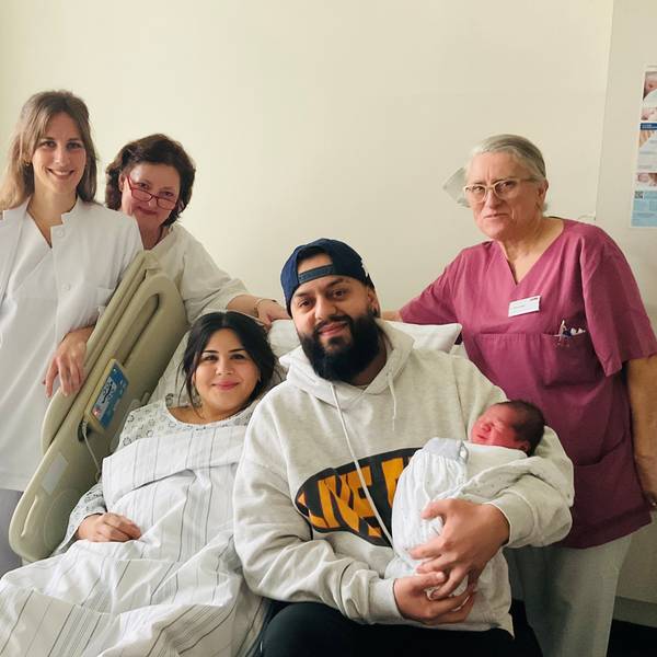 Der neugeborene Malik und seine Eltern mit Ärztin Anika Grubisic sowie den Hebammen Regina Maryschok-Weisbrich und Urszula Wilczynski im Evangelischen Krankenhaus Köln-Kalk