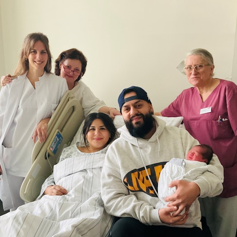 Der neugeborene Malik und seine Eltern mit Ärztin Anika Grubisic sowie den Hebammen Regina Maryschok-Weisbrich und Urszula Wilczynski im Evangelischen Krankenhaus Köln-Kalk