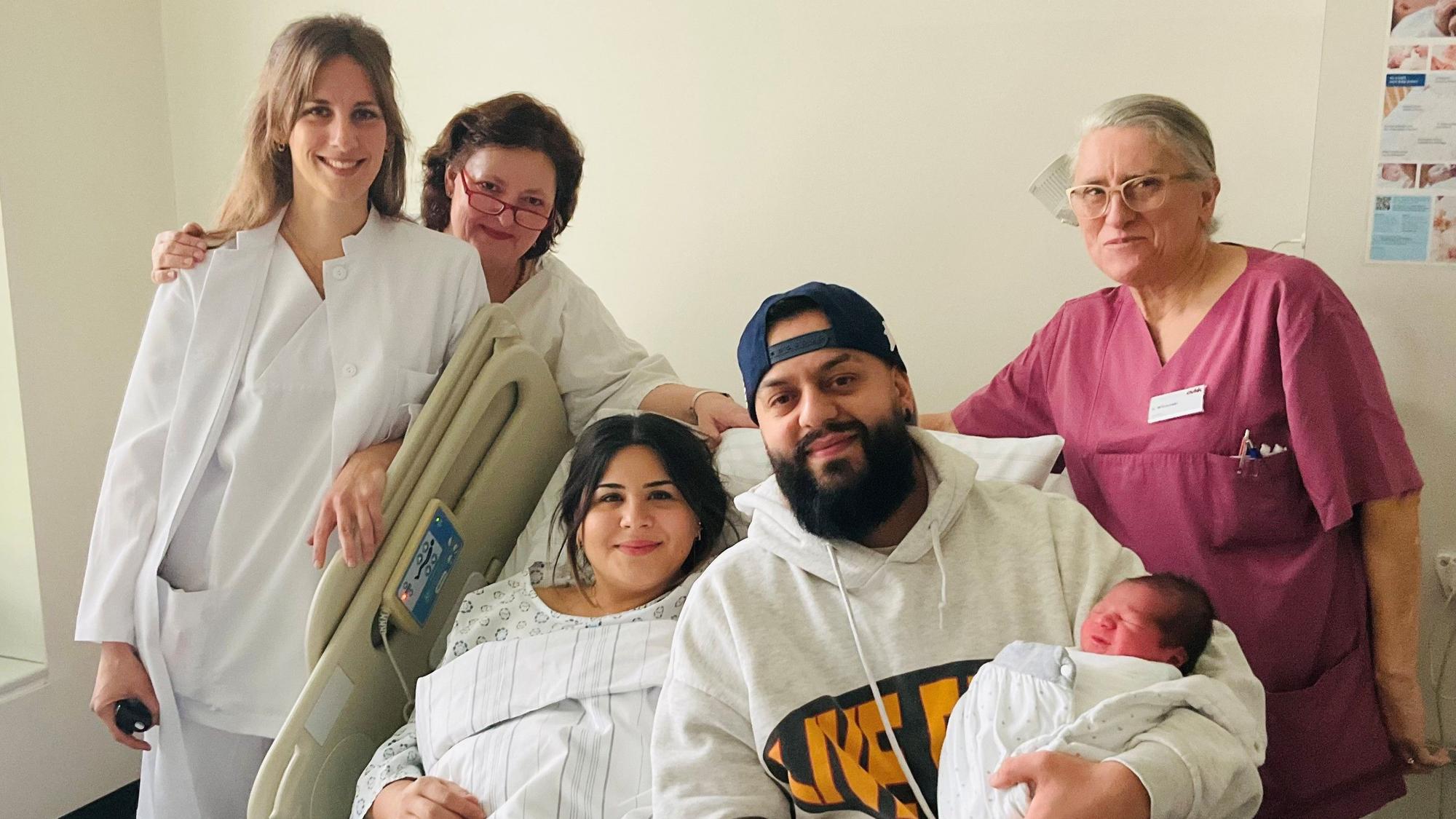 Der neugeborene Malik und seine Eltern mit Ärztin Anika Grubisic sowie den Hebammen Regina Maryschok-Weisbrich und Urszula Wilczynski im Evangelischen Krankenhaus Köln-Kalk