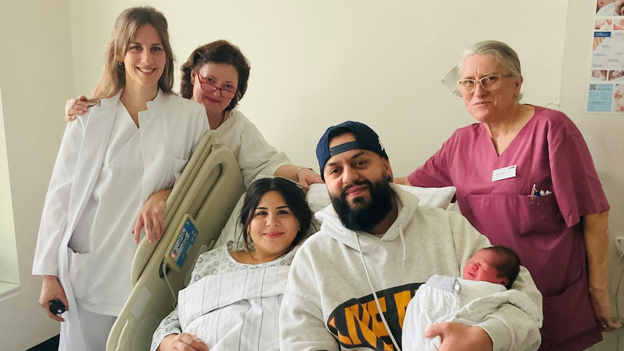 Der neugeborene Malik und seine Eltern mit Ärztin Anika Grubisic sowie den Hebammen Regina Maryschok-Weisbrich und Urszula Wilczynski im Evangelischen Krankenhaus Köln-Kalk