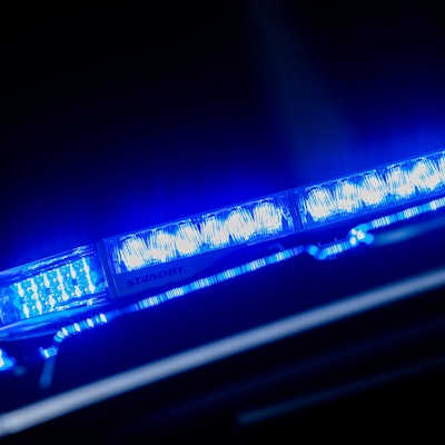 ARCHIV - 07.03.2024, Nordrhein-Westfalen, Düsseldorf: Ein leuchtendes Blaulicht auf einem Einsatzfahrzeug. (zu dpa: «Fahrer verliert Rampe auf A9 - Zwölf Autos beschädigt») Foto: Rolf Vennenbernd/dpa +++ dpa-Bildfunk +++