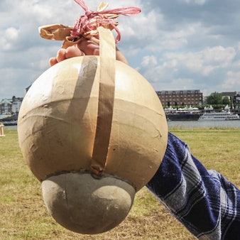 Eine Kugelbombe wird von einem Pyrotechniker vor einem Feuerwerk in Düsseldorf für den Einsatz vorbereitet. Mindestens fünf Tote hat es durch Zünden von Böllern im Bundesgebiet an Silvester gegeben. (Archivbild)