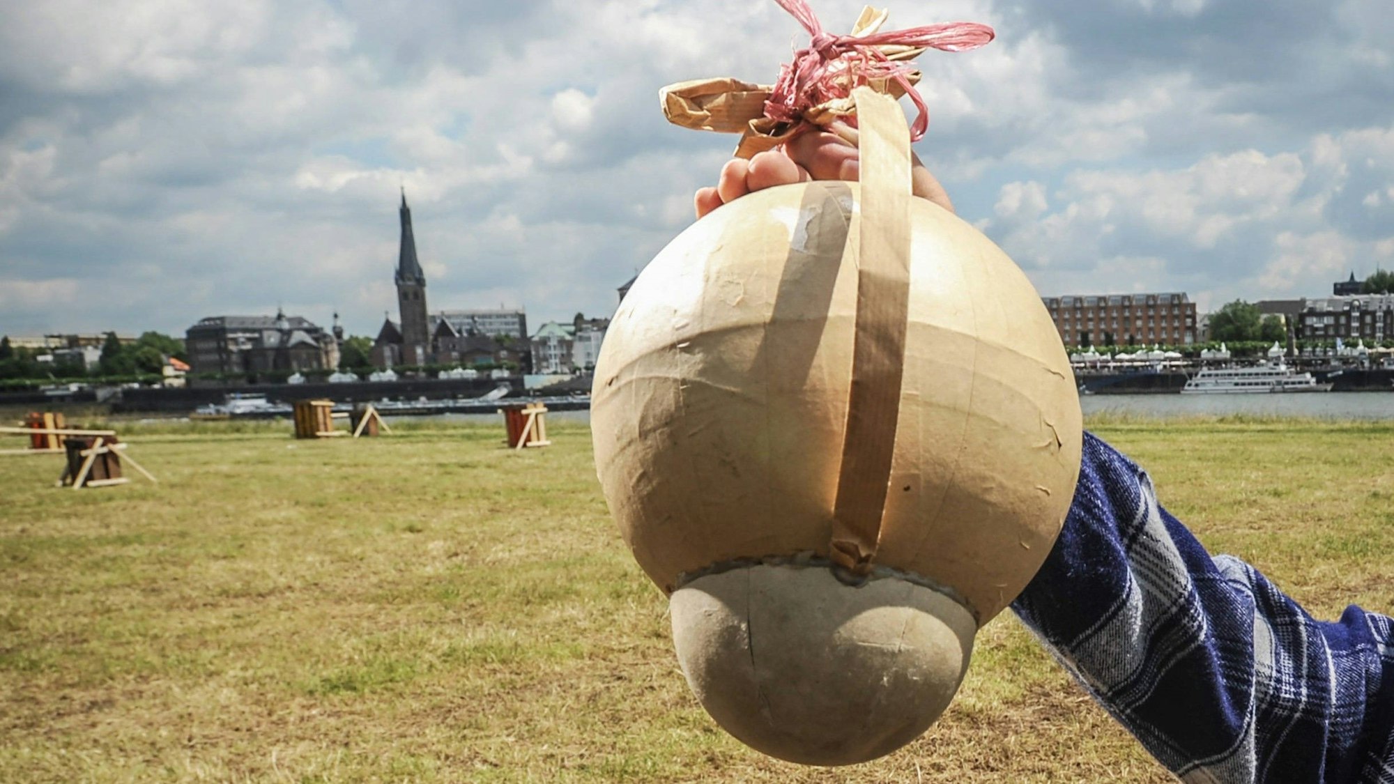 Eine Kugelbombe wird von einem Pyrotechniker vor einem Feuerwerk in Düsseldorf für den Einsatz vorbereitet. Mindestens fünf Tote hat es durch Zünden von Böllern im Bundesgebiet an Silvester gegeben. (Archivbild)