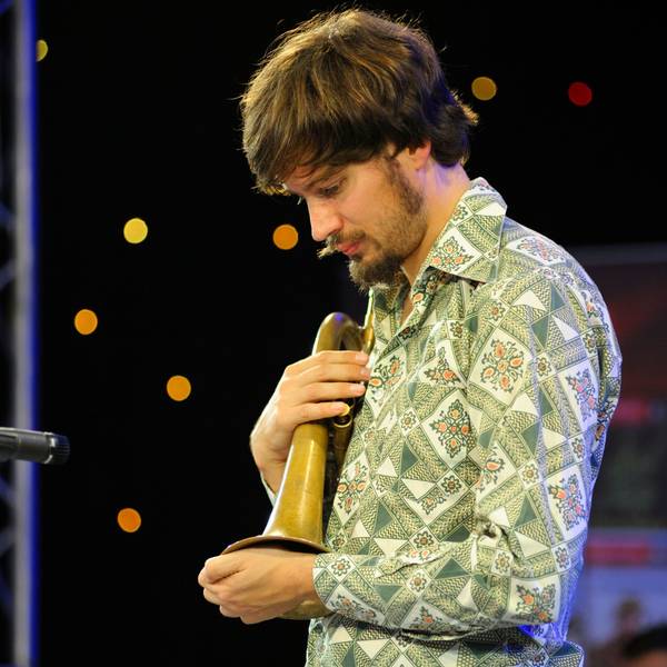 Der Kölner Jazz-Musiker Matthias Schriefl auf der Bühne.