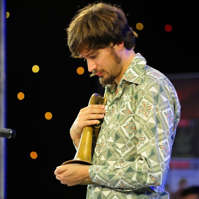 Der Kölner Jazz-Musiker Matthias Schriefl auf der Bühne.