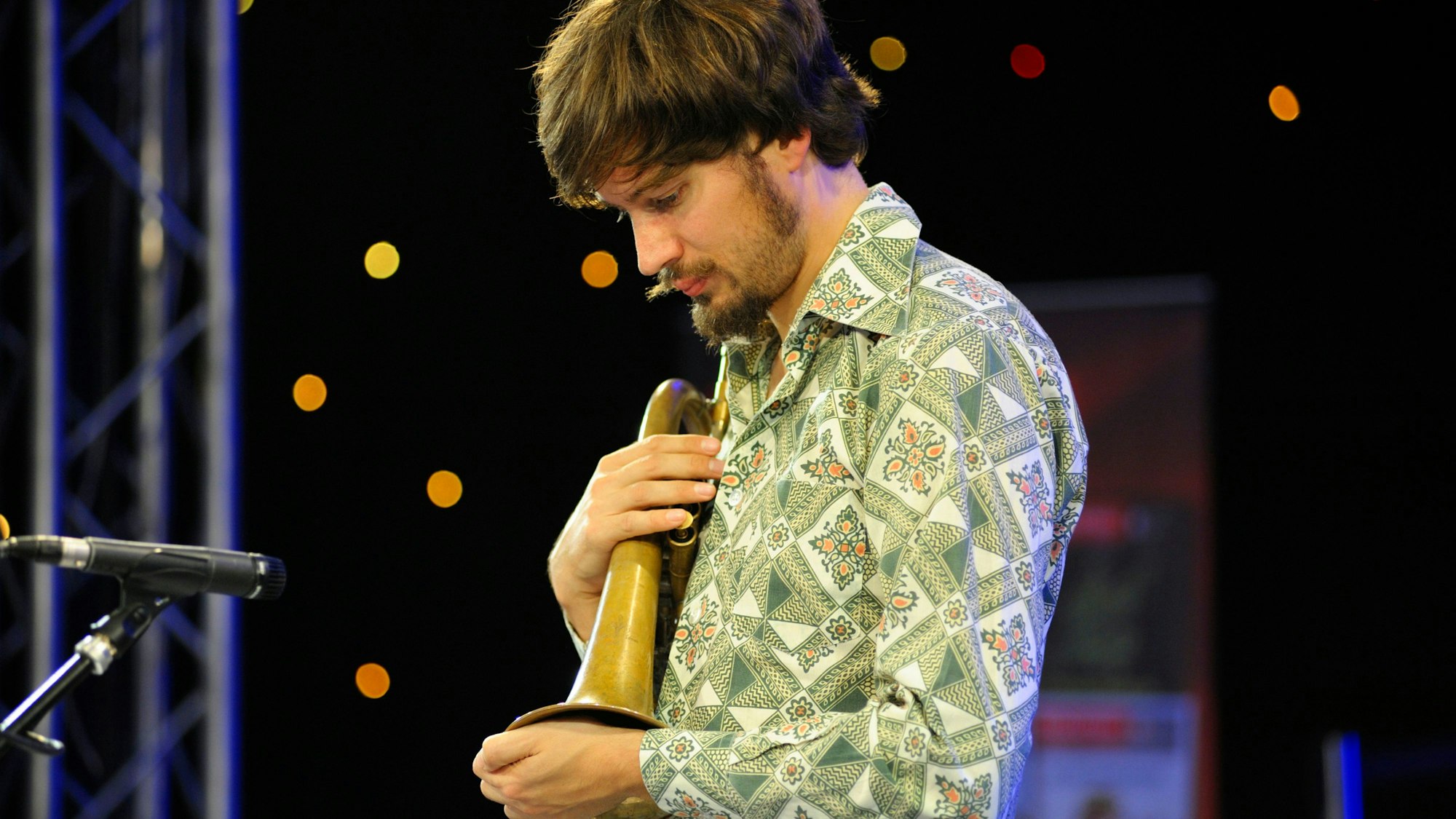 Der Kölner Jazz-Musiker Matthias Schriefl auf der Bühne.