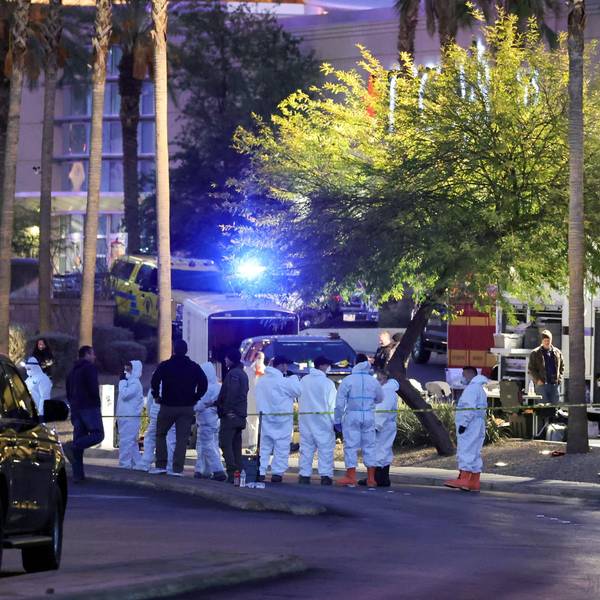 Einsatzkräfte versammeln sich gegenüber dem Trump International Hotel & Tower Las Vegas, nachdem ein Tesla Cybertruck vor dem Hoteleingang explodiert ist.