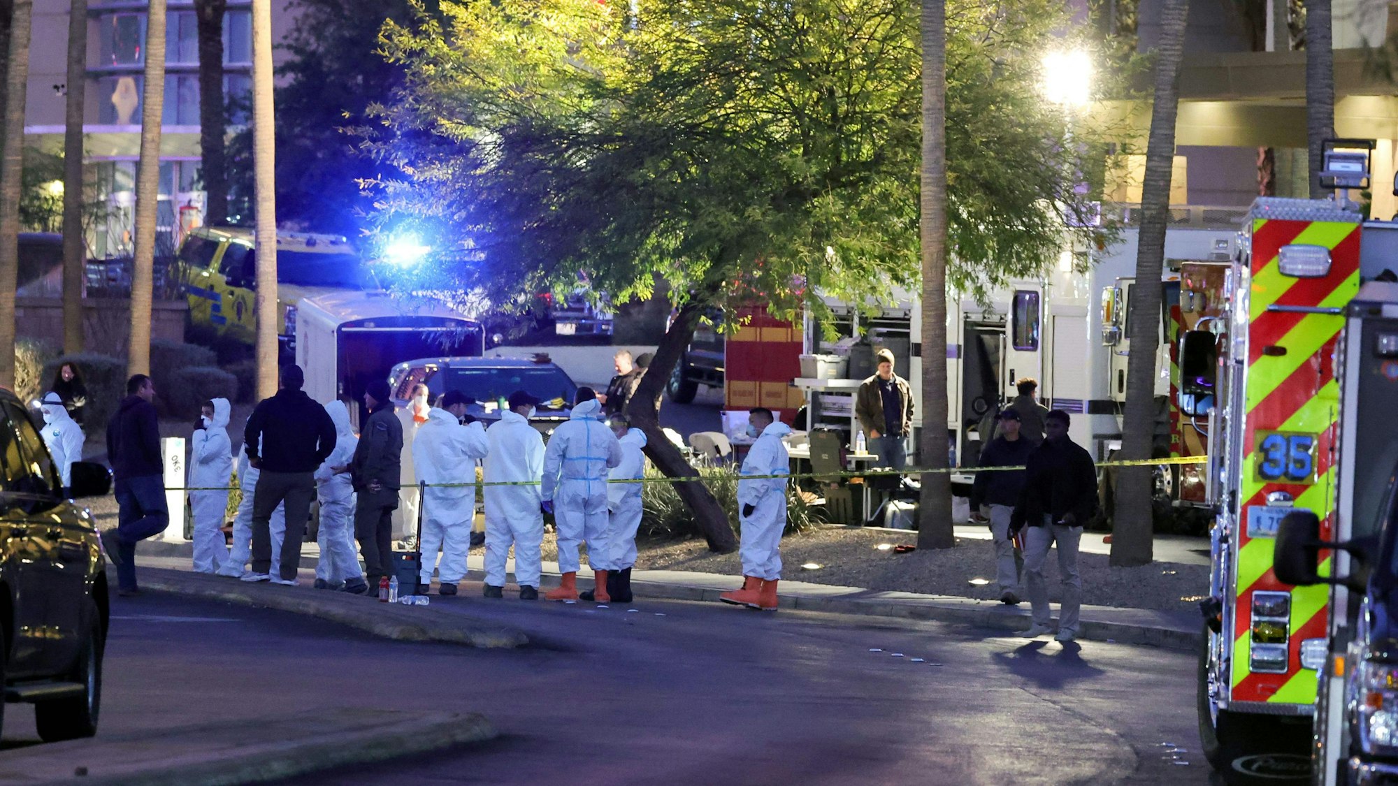 Einsatzkräfte versammeln sich gegenüber dem Trump International Hotel & Tower Las Vegas, nachdem ein Tesla Cybertruck vor dem Hoteleingang explodiert ist.