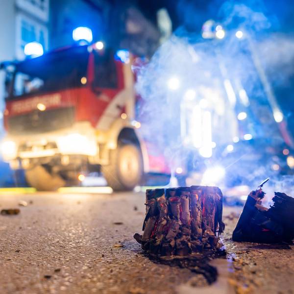 Die Berliner Feuerwehr im Einsatz während der Silvesternacht.