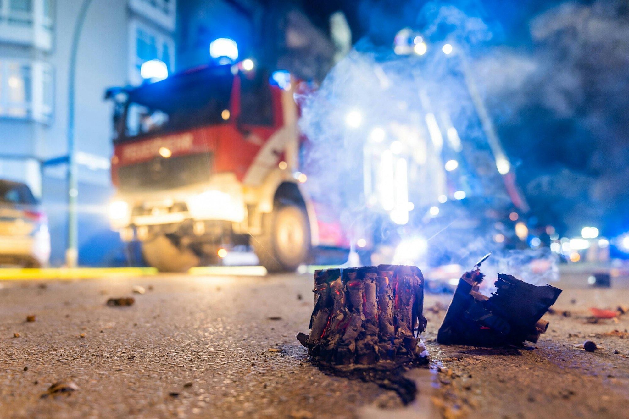 Die Berliner Feuerwehr im Einsatz während der Silvesternacht.