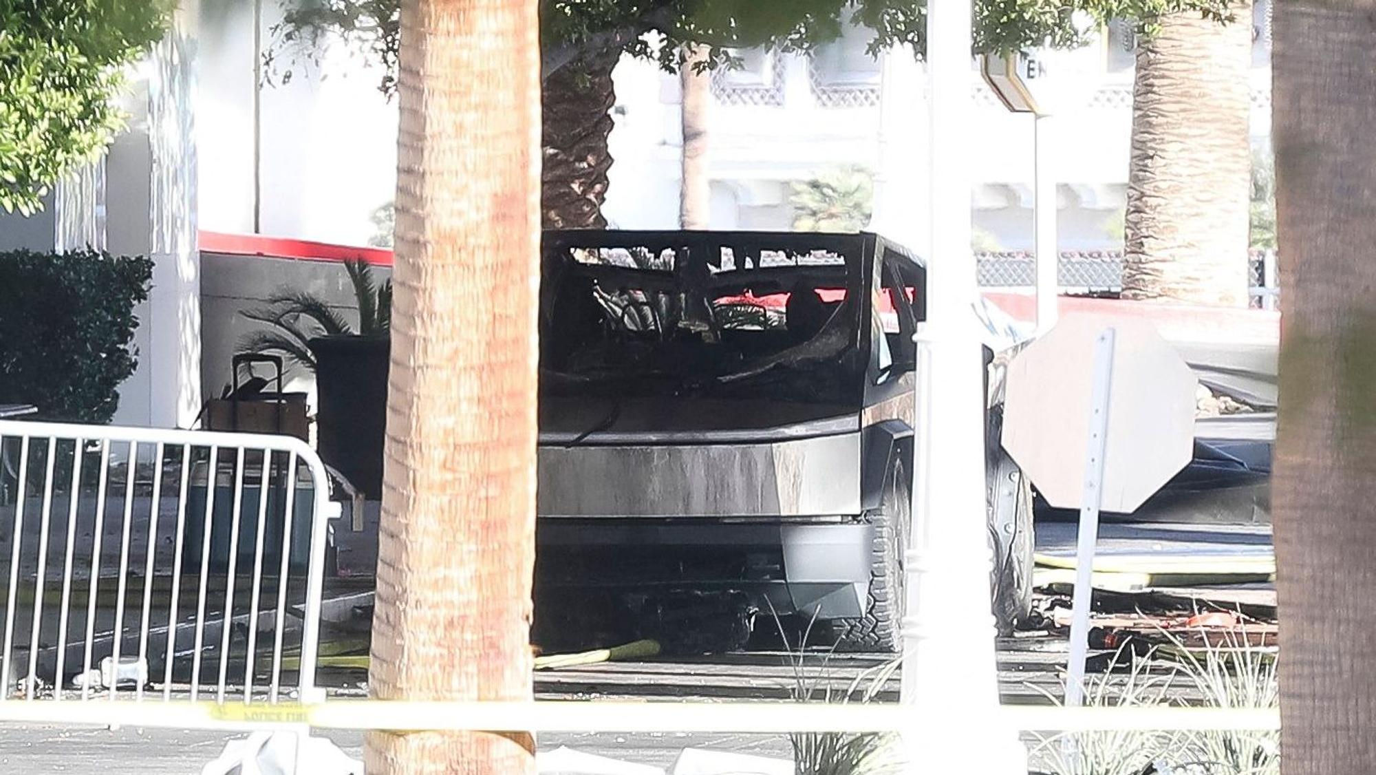 Der ausgebrannte Tesla Cybertruck steht vor dem Trump-Hotel.