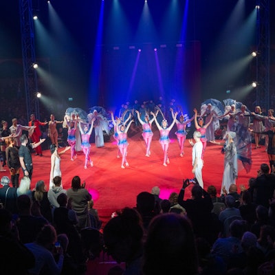 Artisten in der Manege des Kölner Weihnachtscircus.
