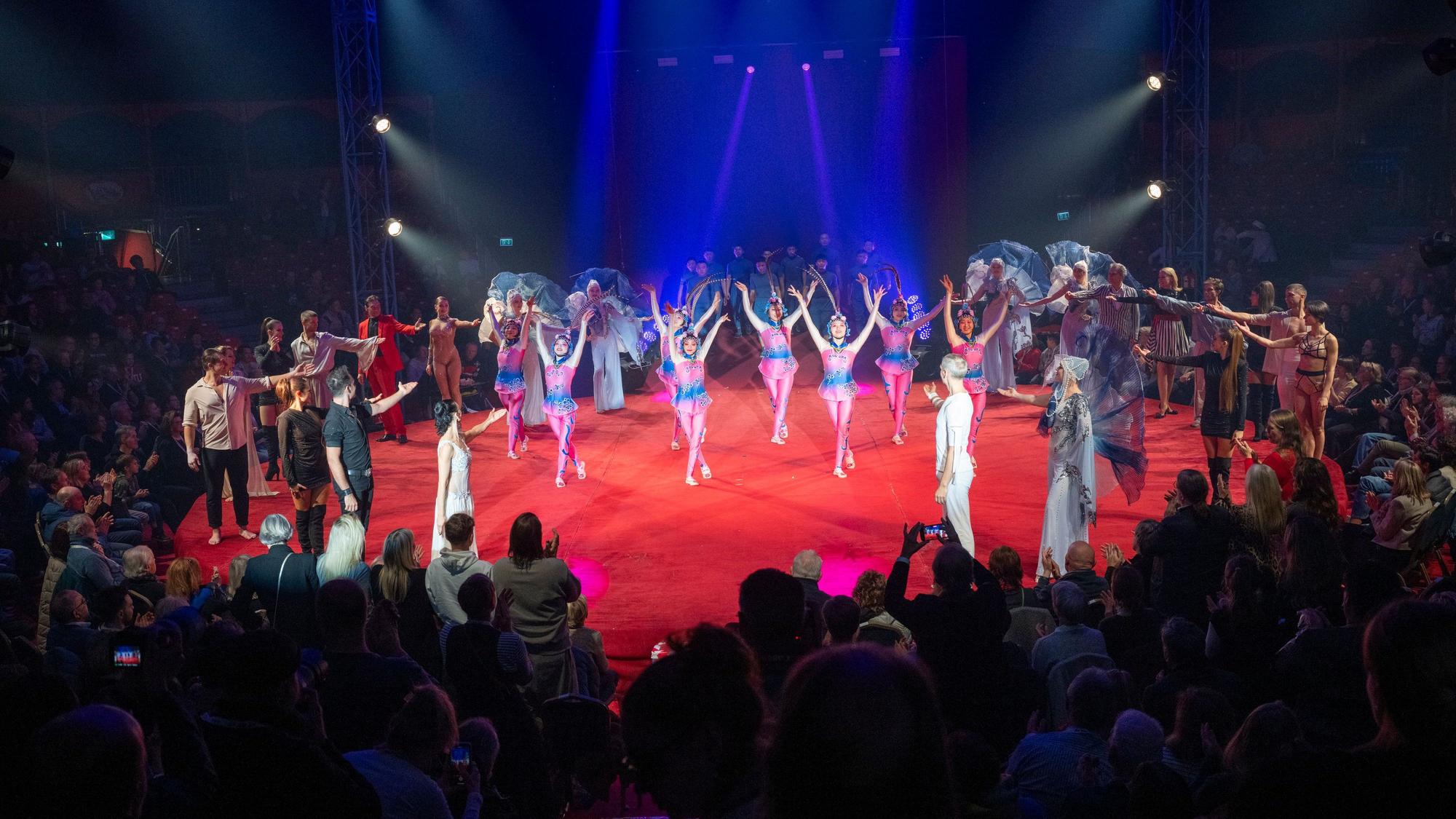 Artisten in der Manege des Kölner Weihnachtscircus.