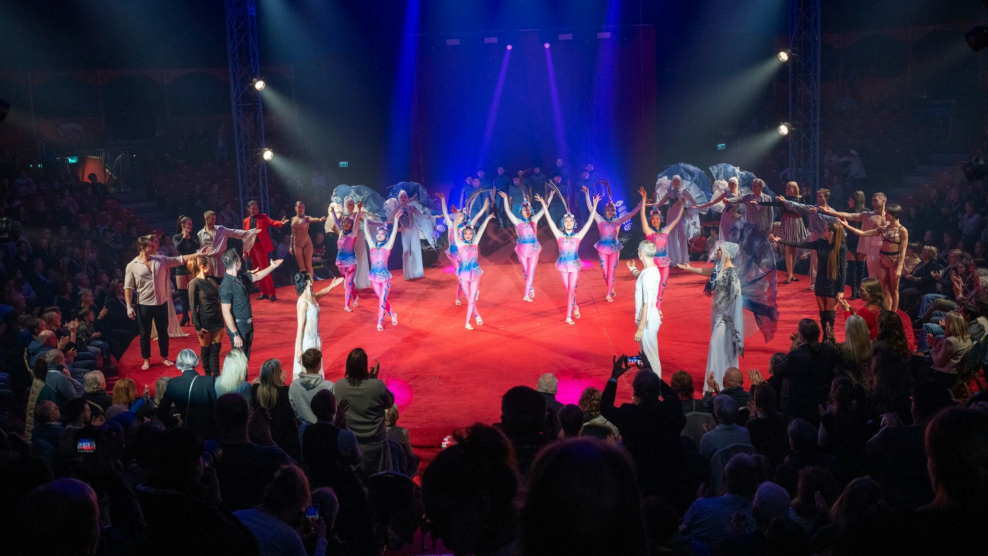 Artisten in der Manege des Kölner Weihnachtscircus.