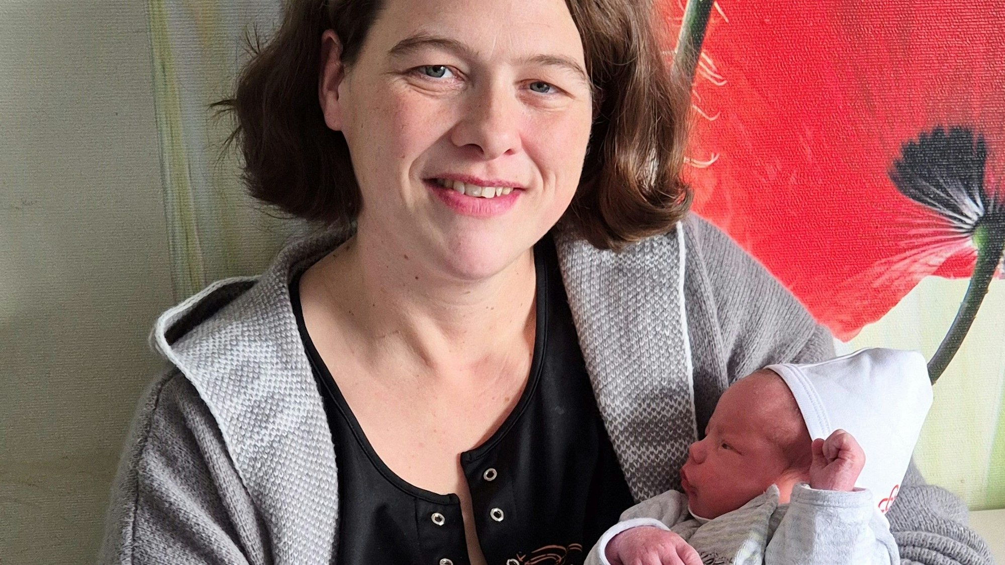 Mutter Kerstin hält die neugeborene Selina Avril im Arm.