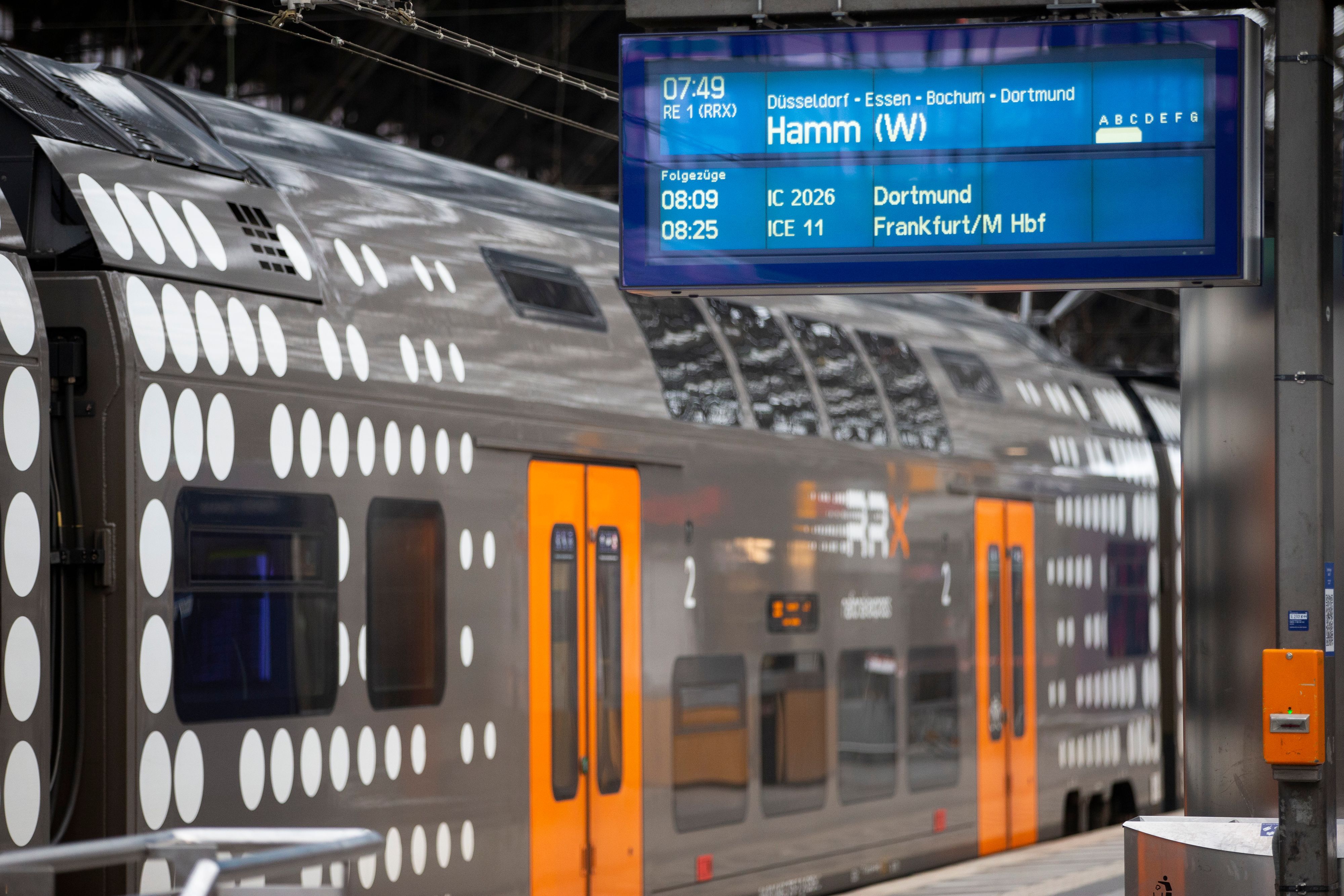 Ein RRX-Zug steht am Bahnsteig im Kölner Hauptbahnhof (Archivbild)