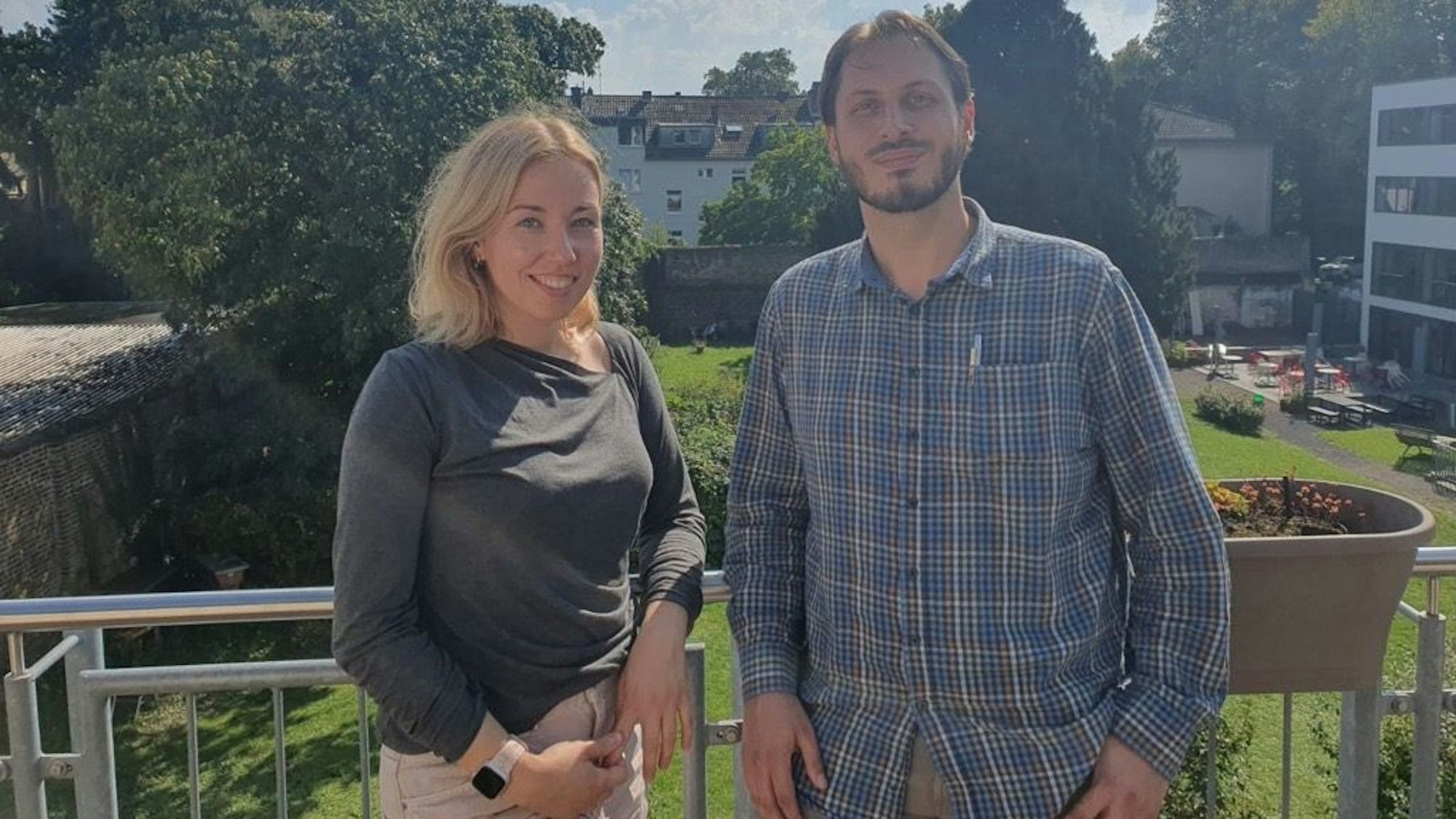 Franziska Frosch und Kaan Orhon arbeiten in der Bonner Zweigstelle des Vereins "Grüner Vogel" für Deradikalisierung