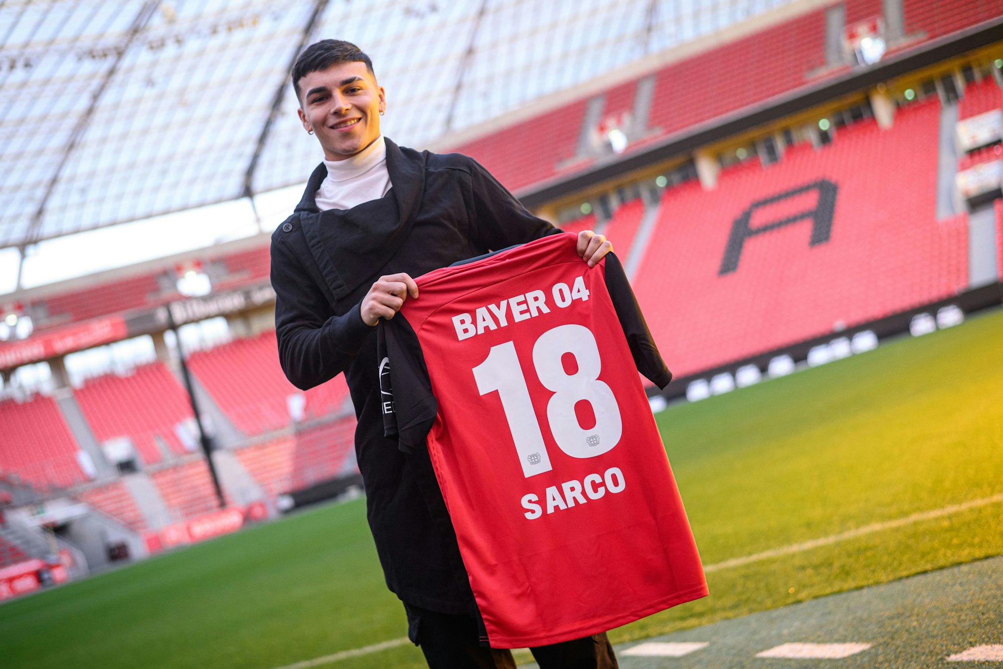 Alejo Sarco mit seinem neuen Trikot von Bayer 04