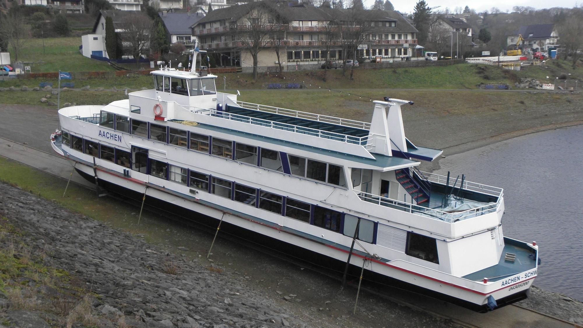 Das Rurseeschiff Aachen liegt am Rursee auf dem Trockenen.