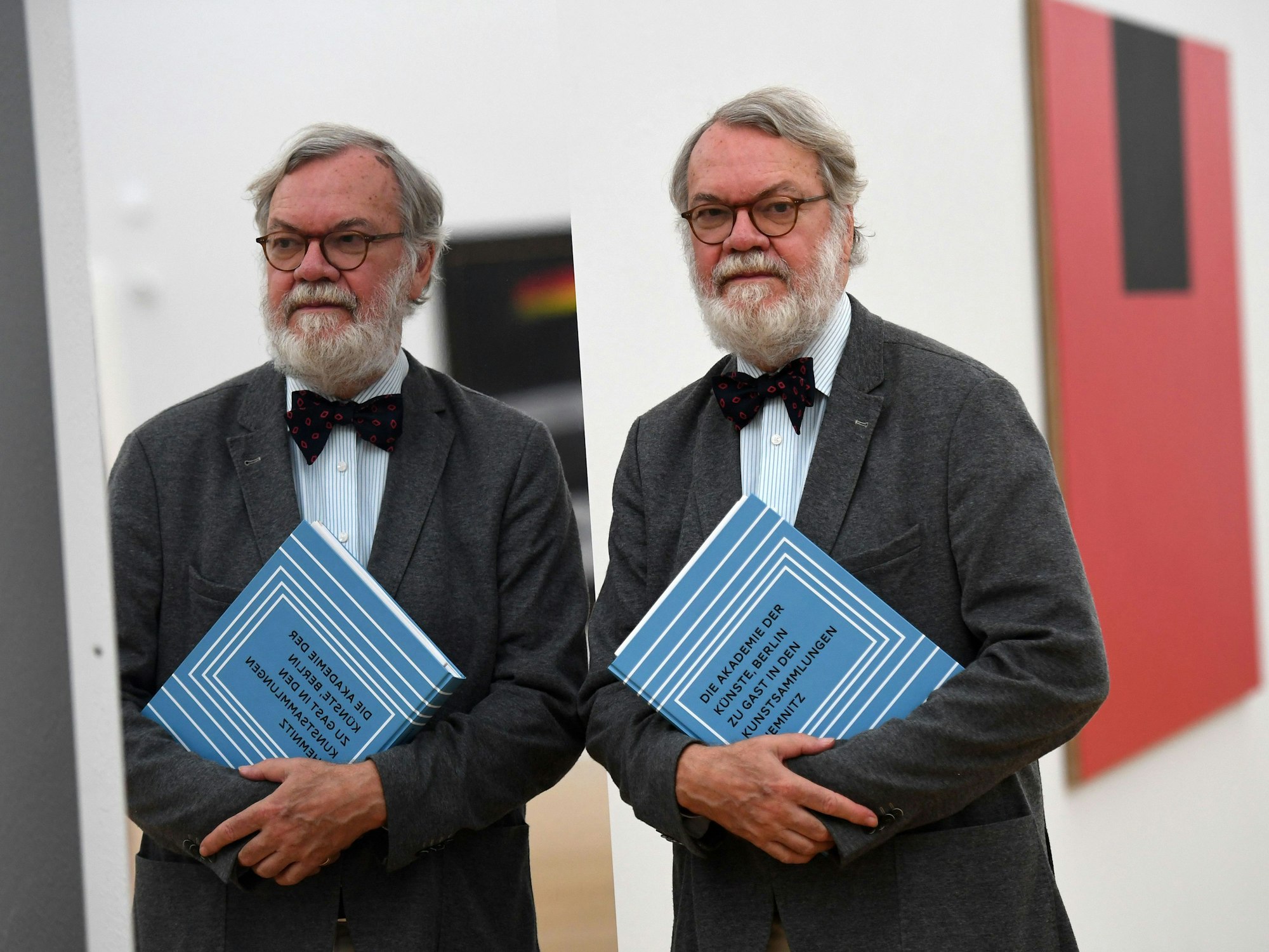 Der Kurator der Ausstellung «Die Akademie der Künste, Berlin - Zu Gast in den Kunstsammlungen Chemnitz», Wulf Herzogenrath, steht am 22.09.2016 in Chemnitz (Sachsen) in der Ausstellung in den Kunstsammlungen Chemnitz.