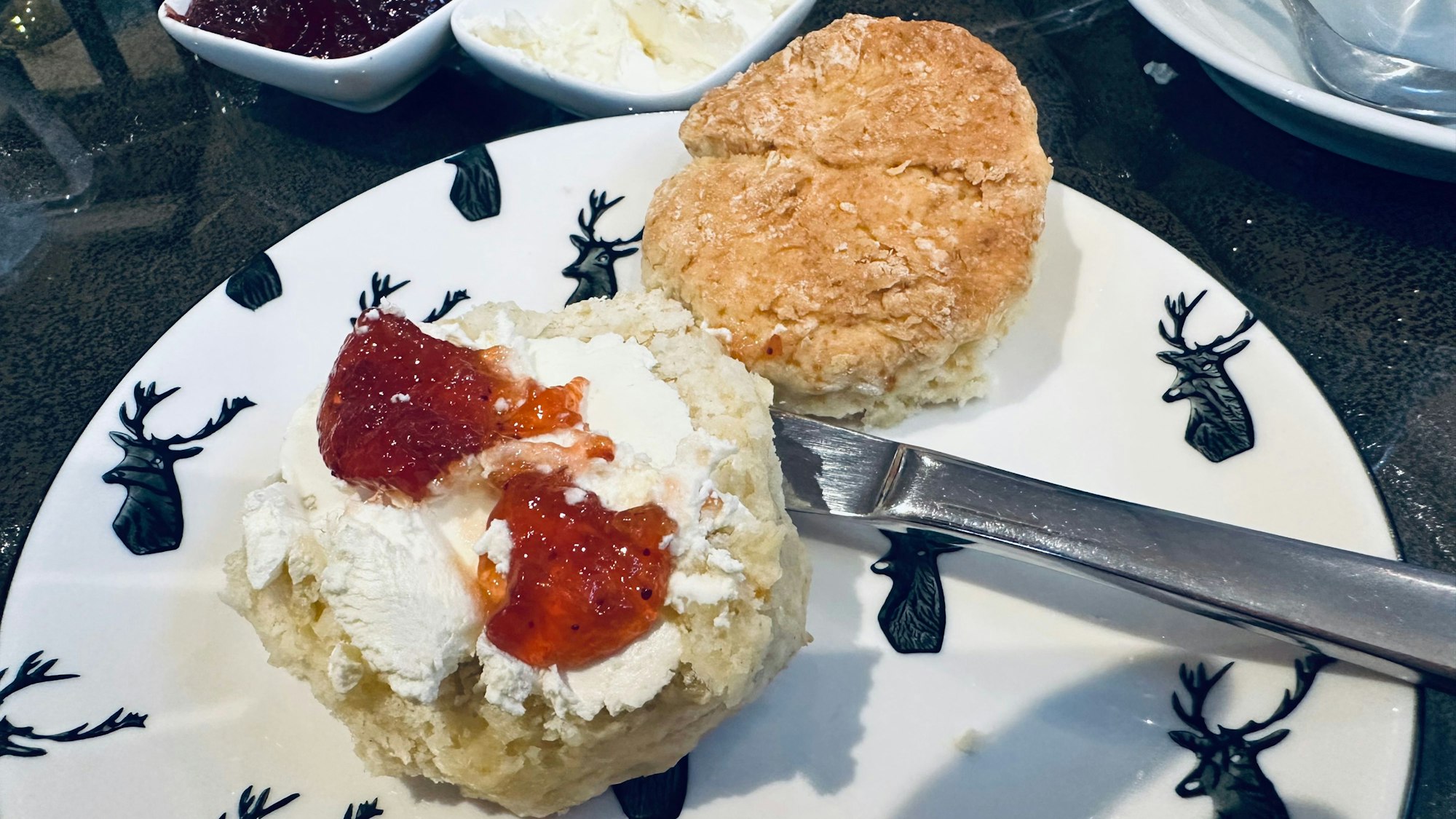 Typisch britisch: Die Scones mit Clotted Cream und Mrs.-Bridges-Strawberry-Jam