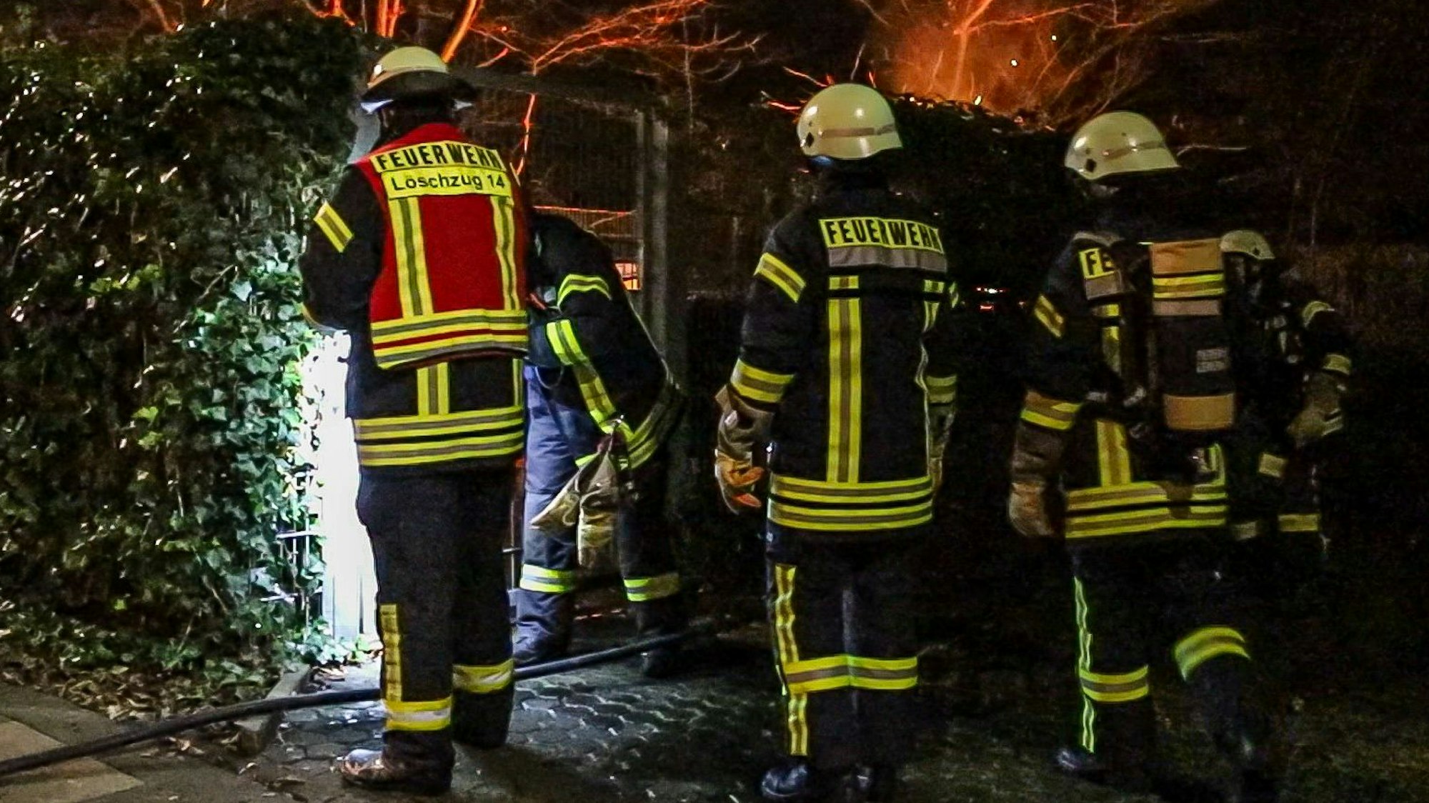 Mit der Mistgabel wurden Glutnester im Müll gesucht und abgelöscht.